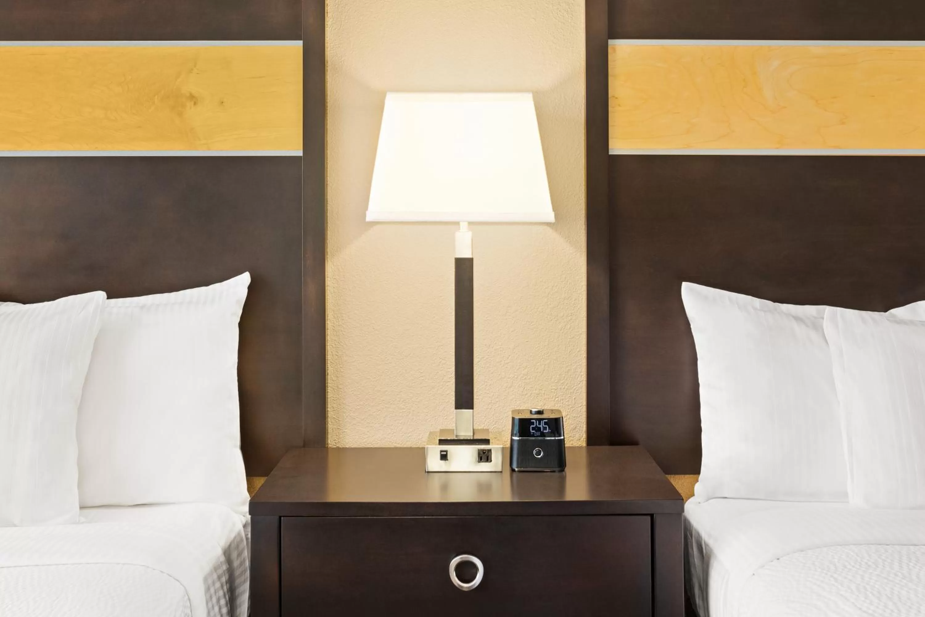 Bed in La Quinta Inn & Suites by Wyndham Richmond-Midlothian