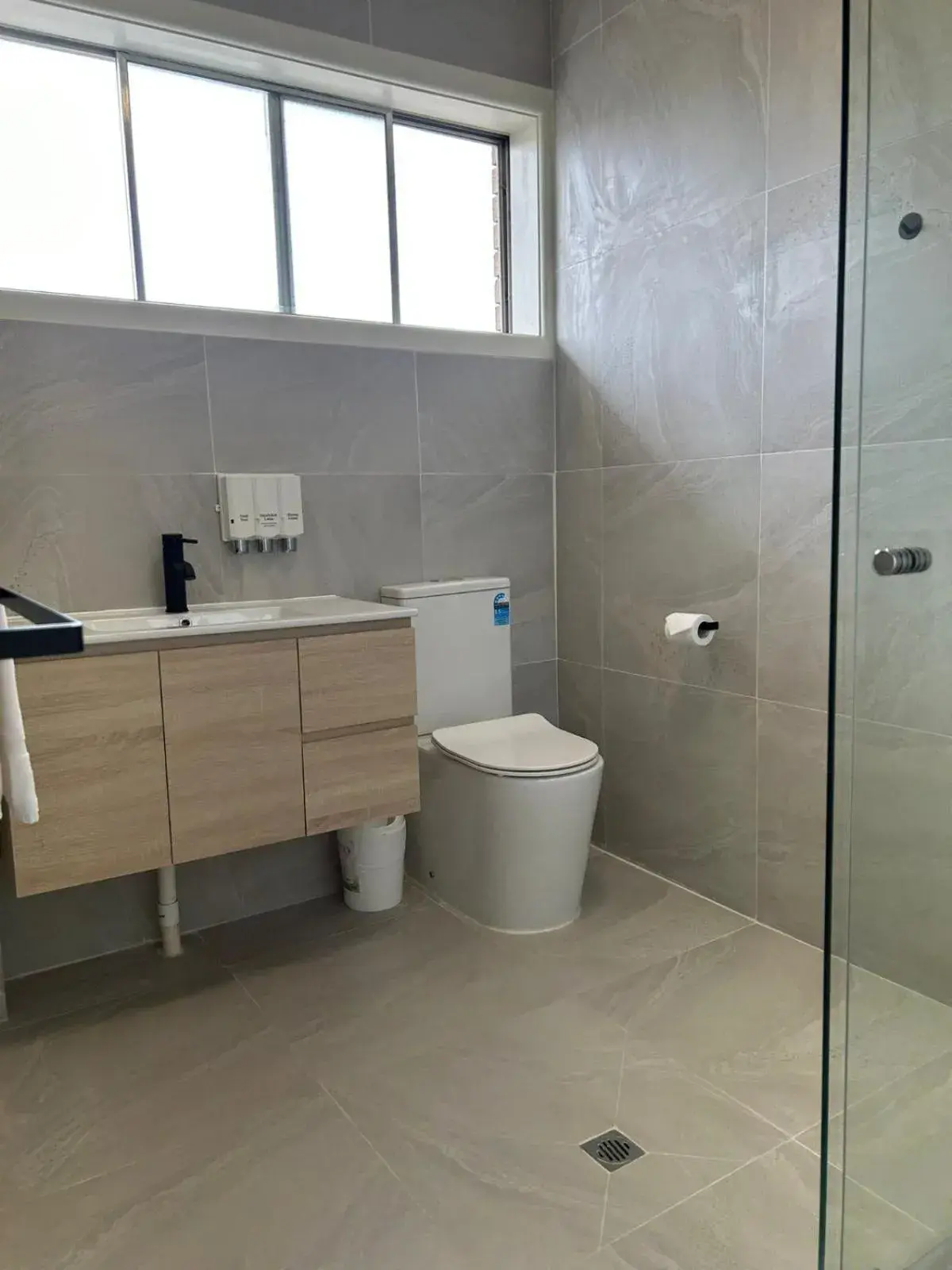 Toilet, Bathroom in Country Lodge Motor Inn