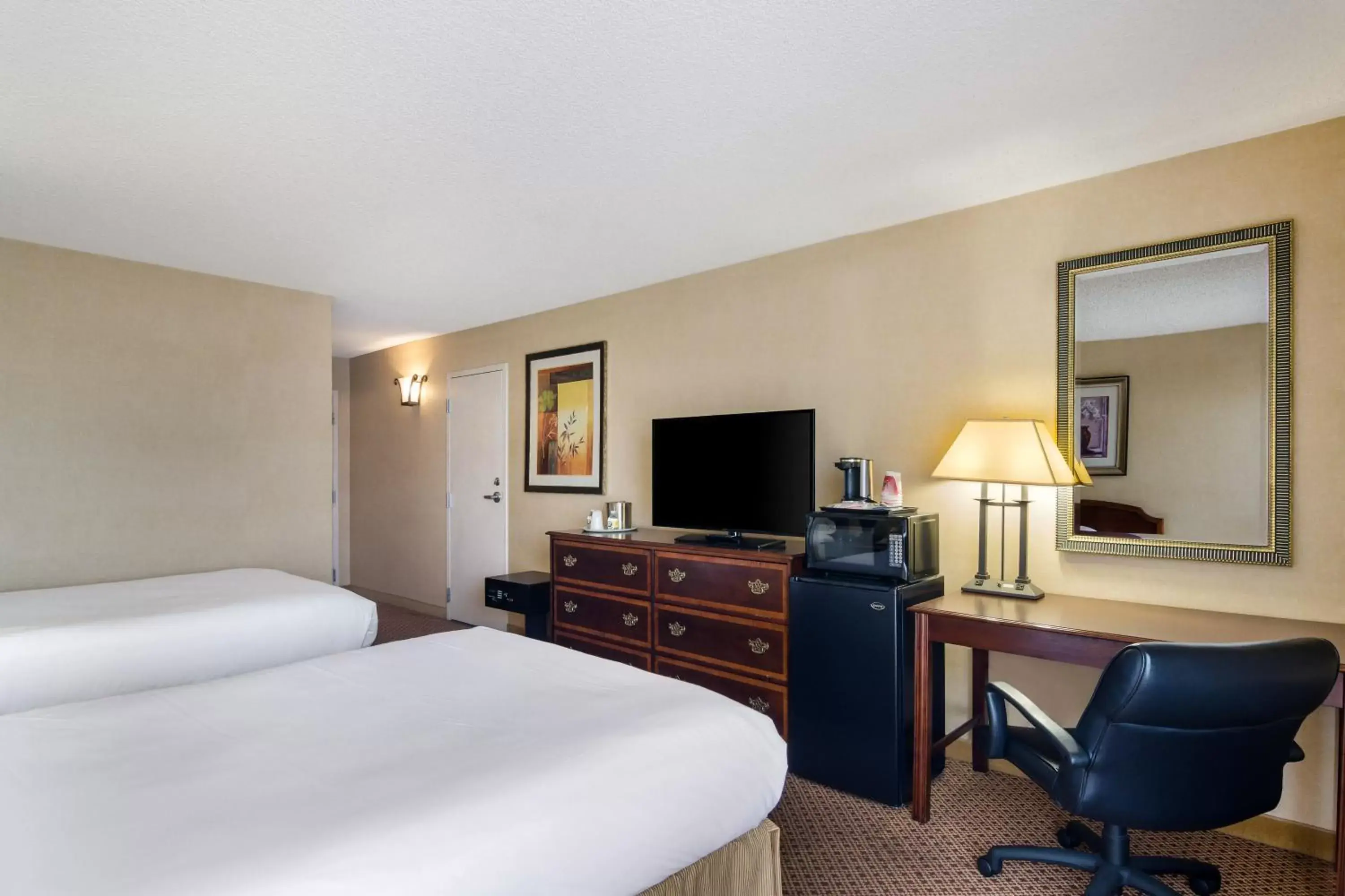 Bedroom, TV/Entertainment Center in Red Lion Hotel Cheyenne