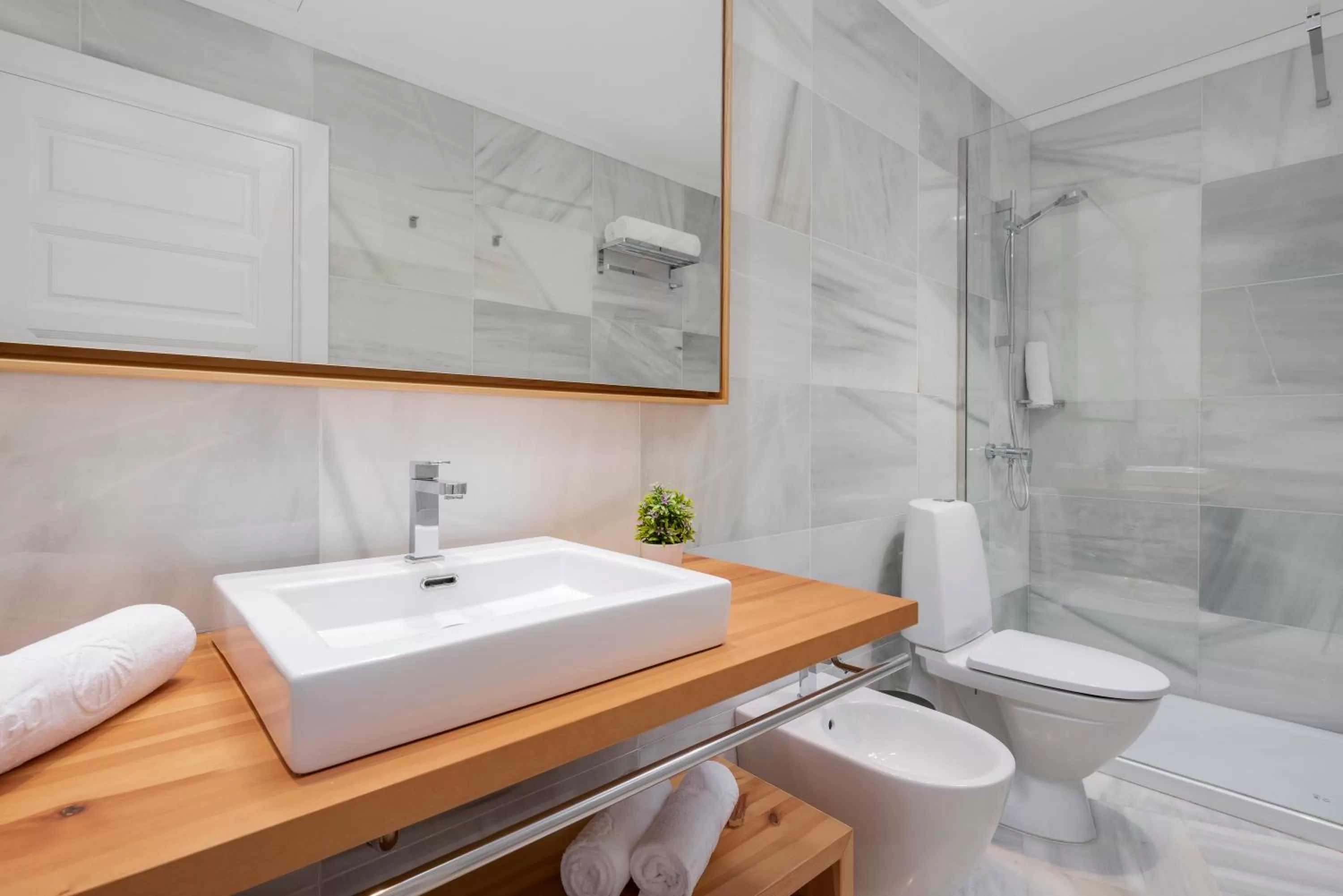 Shower in Parque Santiago IV Official