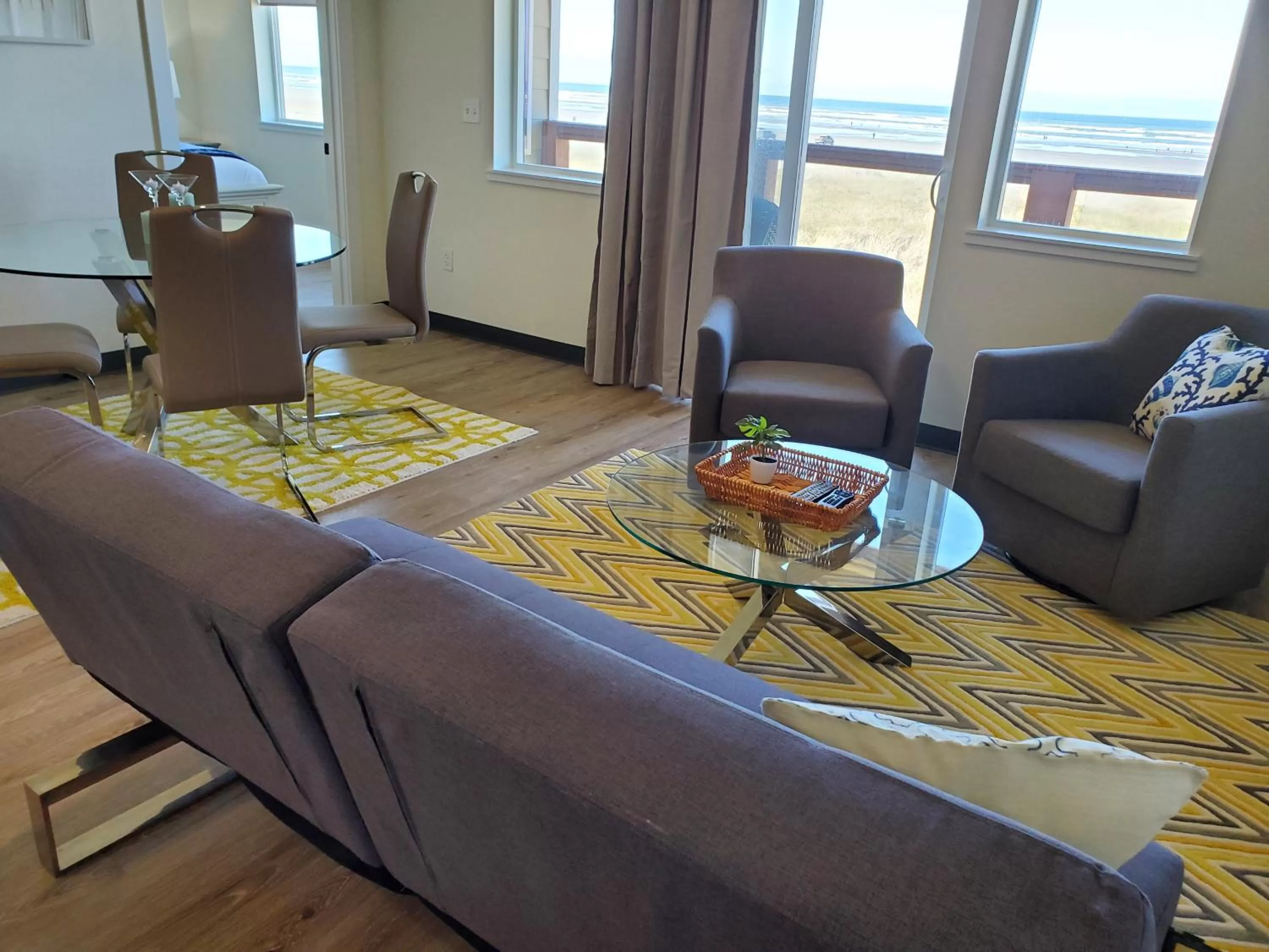 Bed, Seating Area in Moonstone Beach Motel