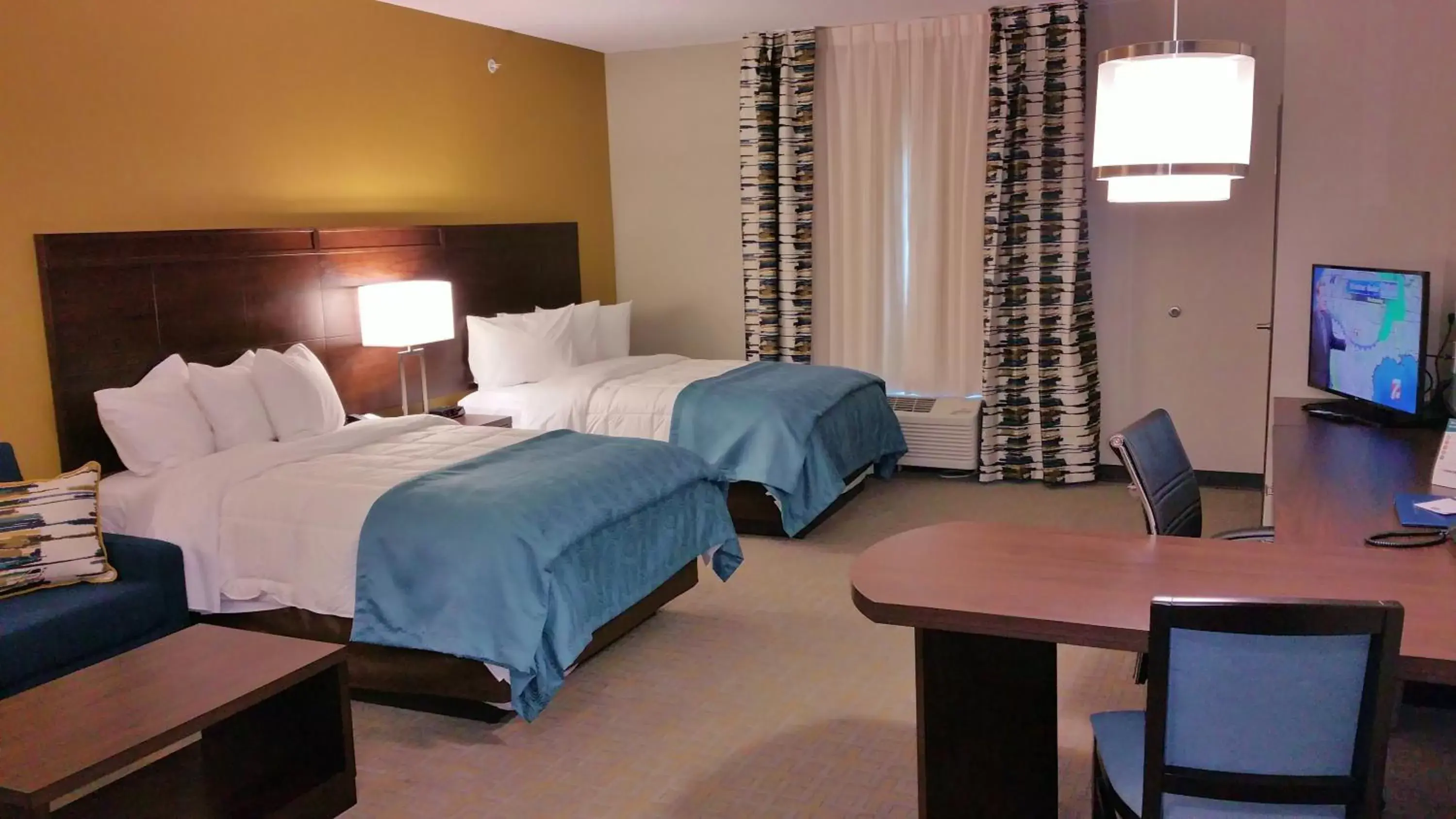 Photo of the whole room, Bed in MainStay Suites Midland
