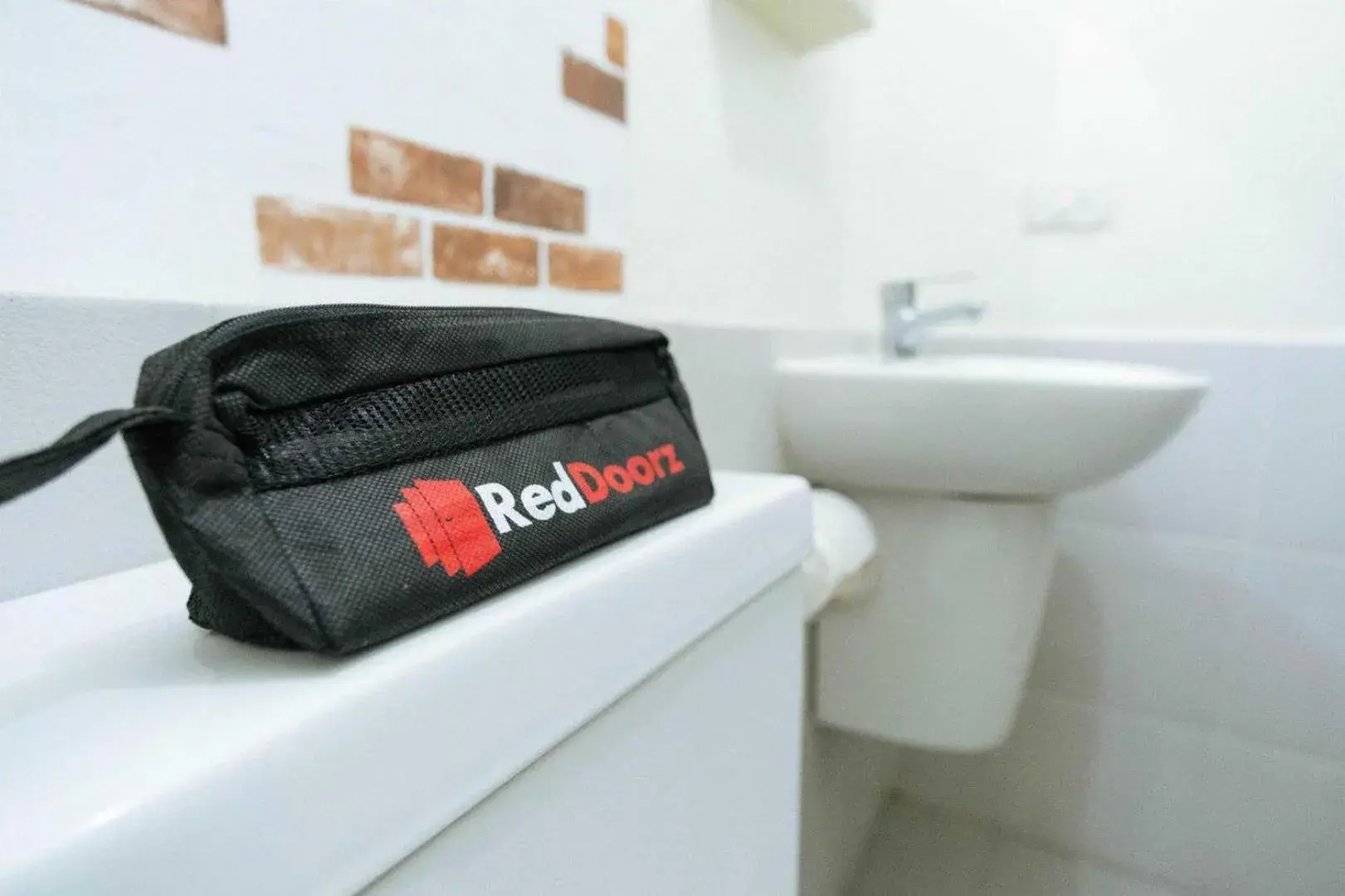 Bathroom in RedDoorz Near Ringroad City Walks Medan