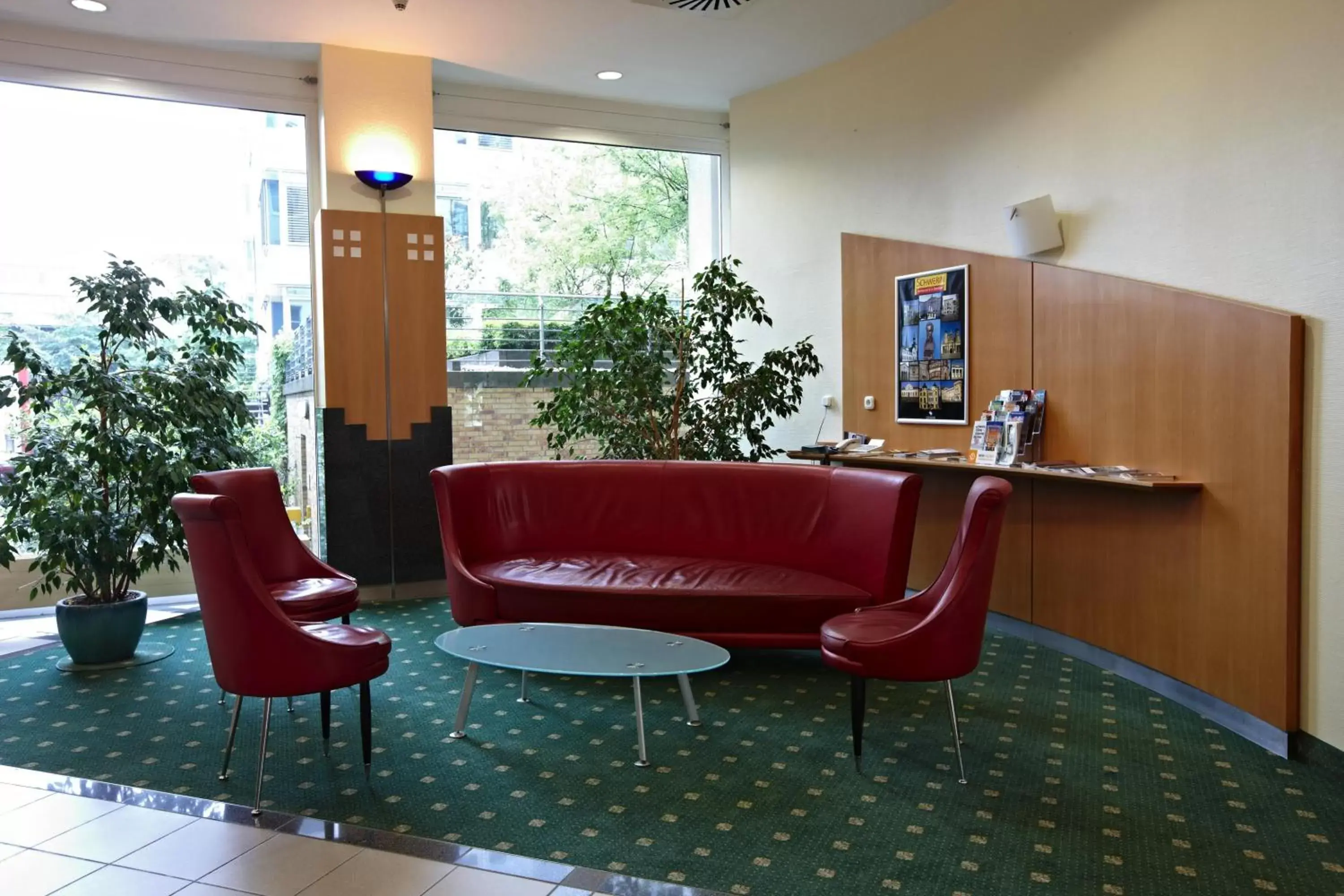 Lobby or reception, Lounge/Bar in IntercityHotel Schwerin