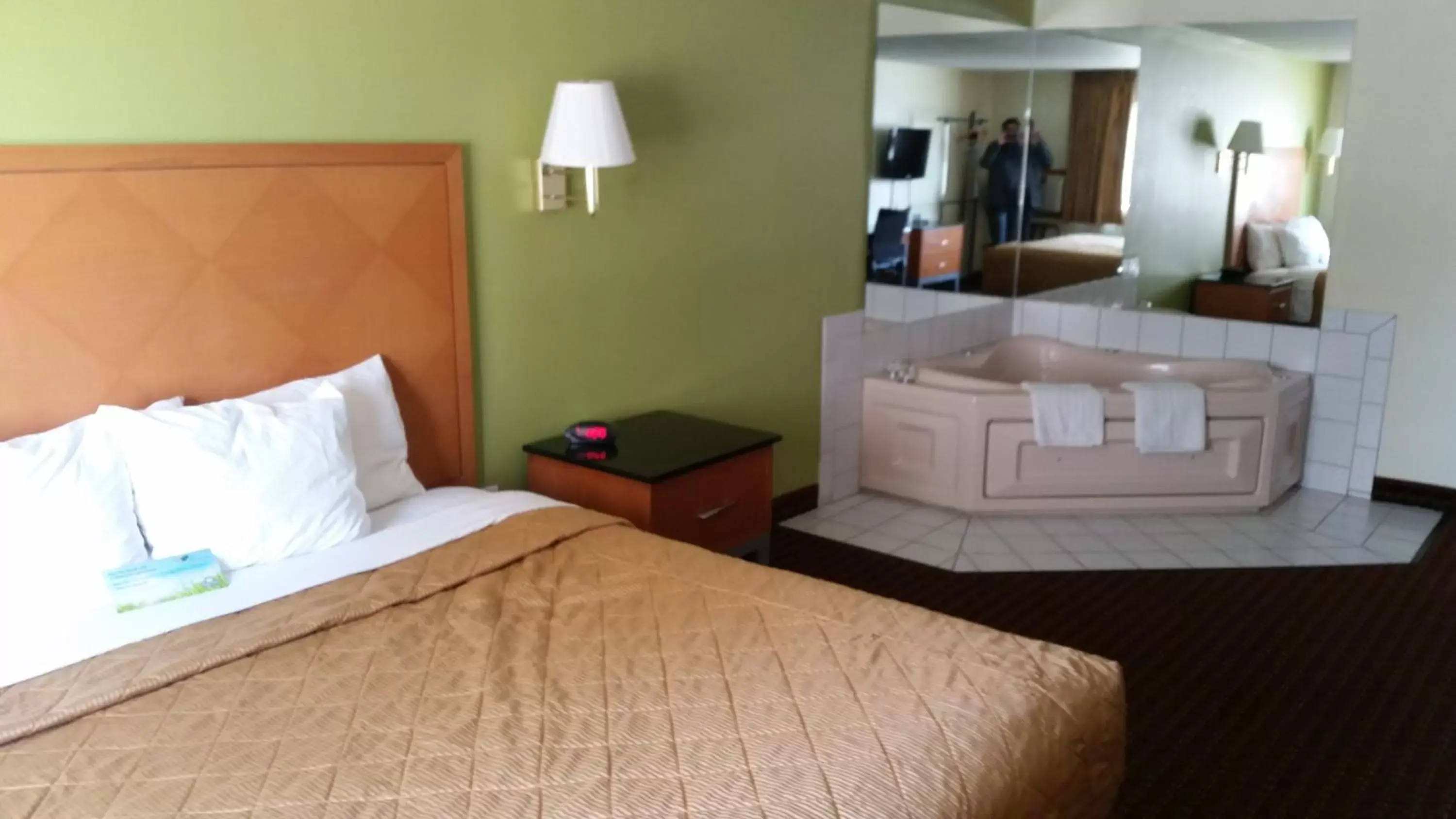 Photo of the whole room, Bed in Days Inn by Wyndham Fort Dodge