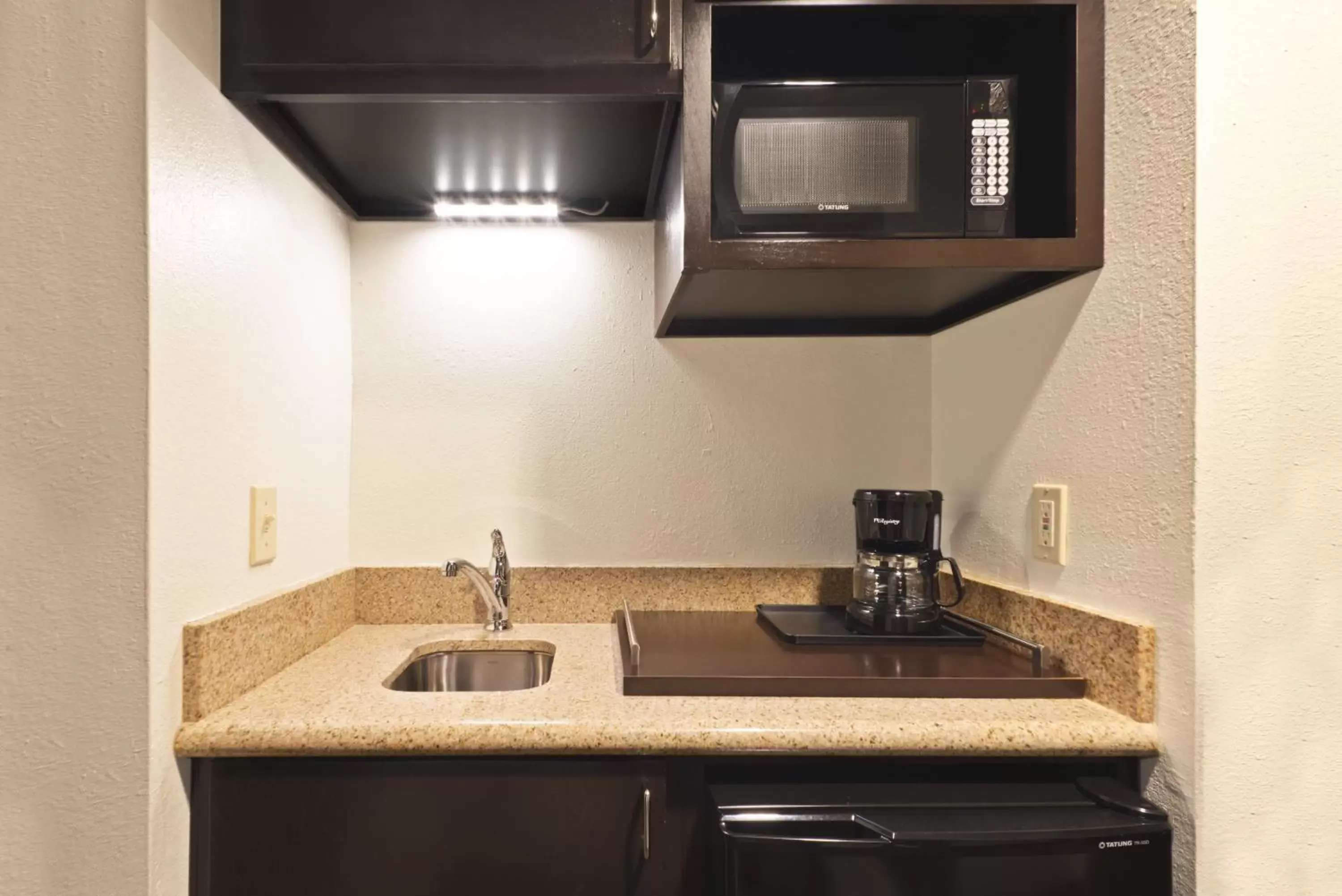 Photo of the whole room, Kitchen/Kitchenette in Holiday Inn Express Hotel & Suites Colby, an IHG Hotel