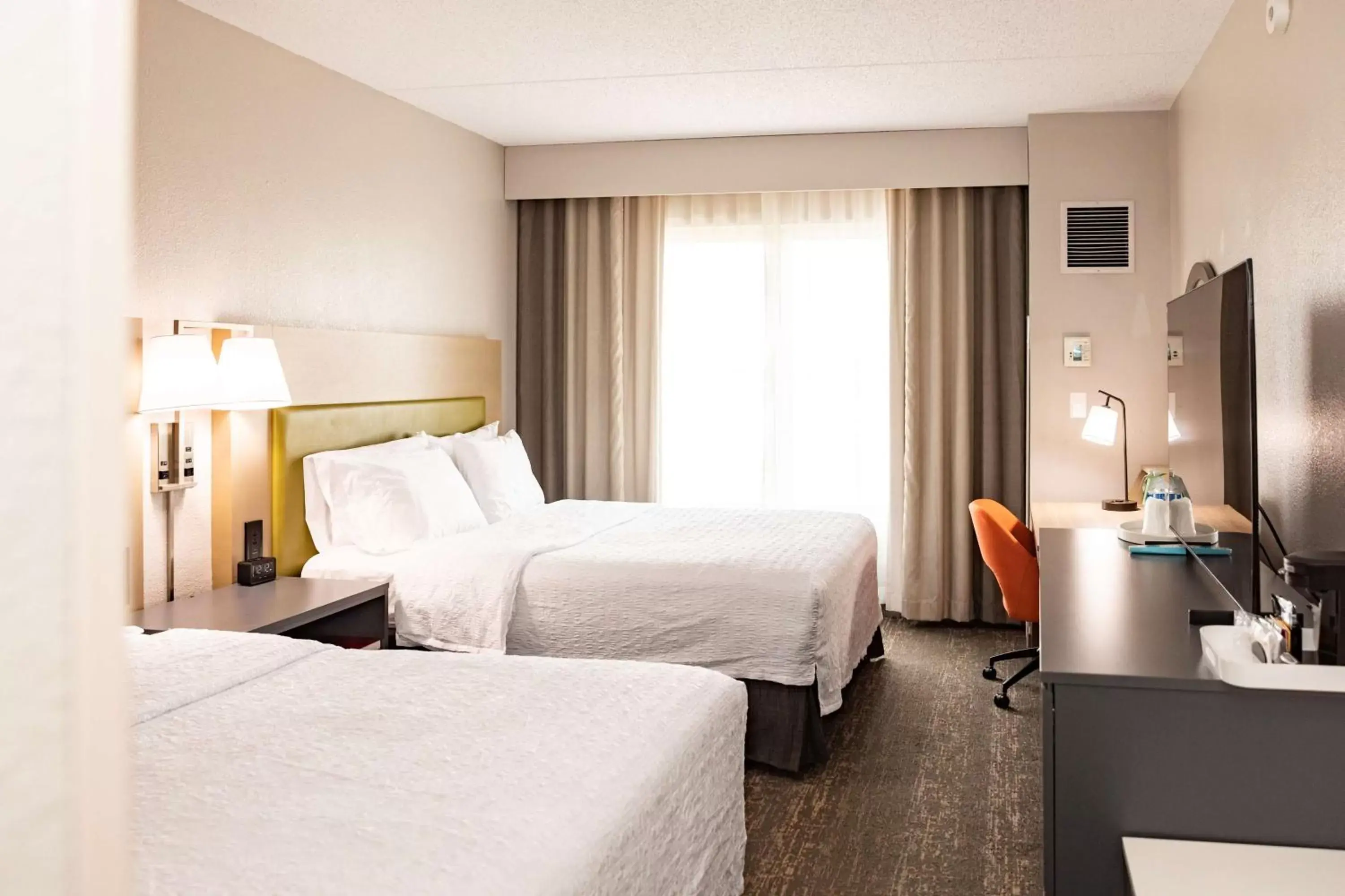 Bedroom, Bed in Hampton Inn & Suites By Hilton- Newark Airport Elizabeth