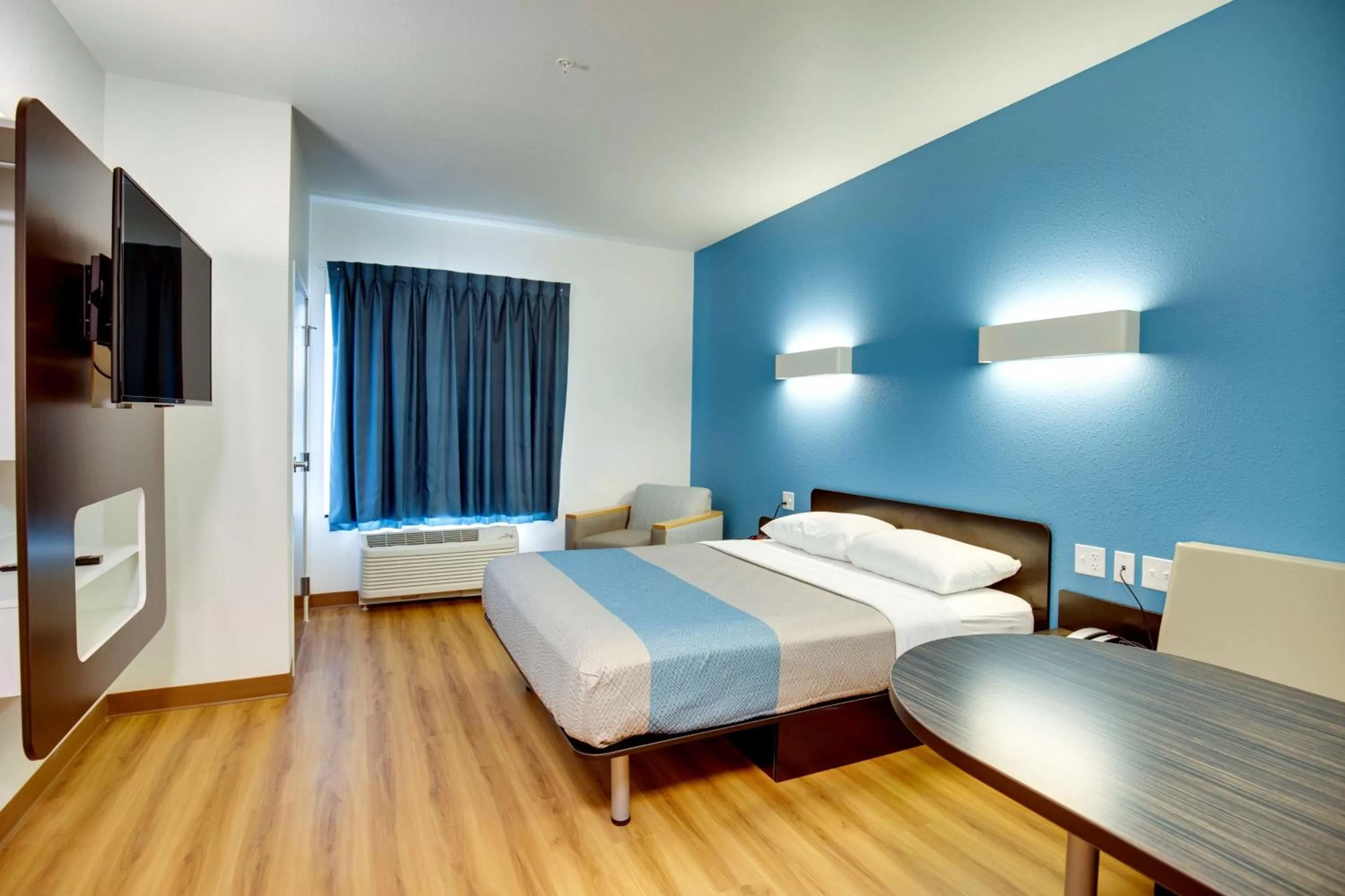 Photo of the whole room, Bed in Motel 6 Poplar Bluff, MO