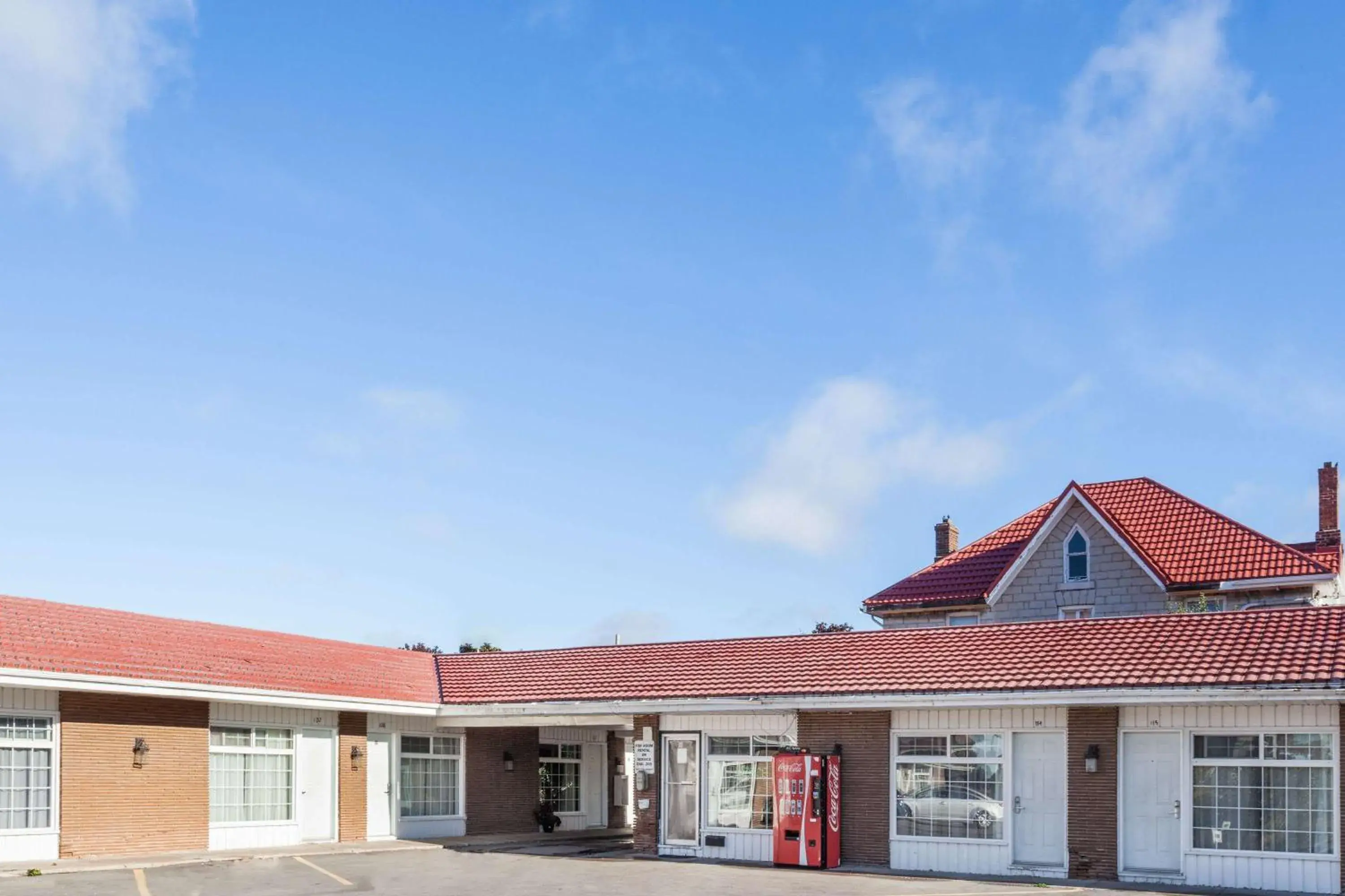 Property building in Knights Inn Kingston Property building in Knights Inn Kingston