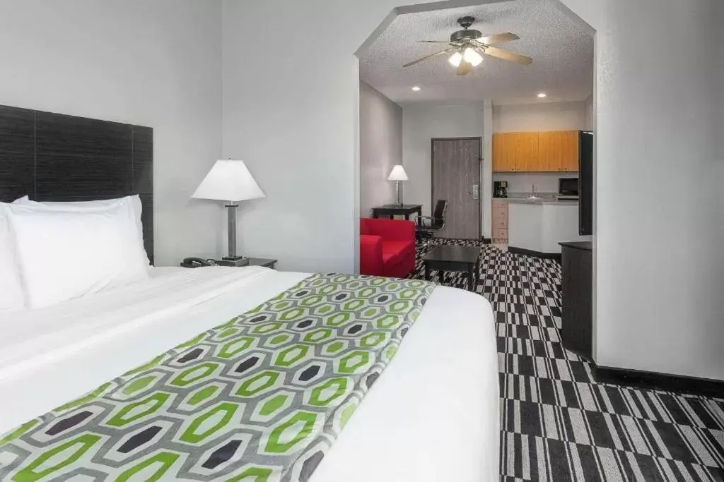 Photo of the whole room, Bed in Days Inn & Suites by Wyndham Sulphur Springs