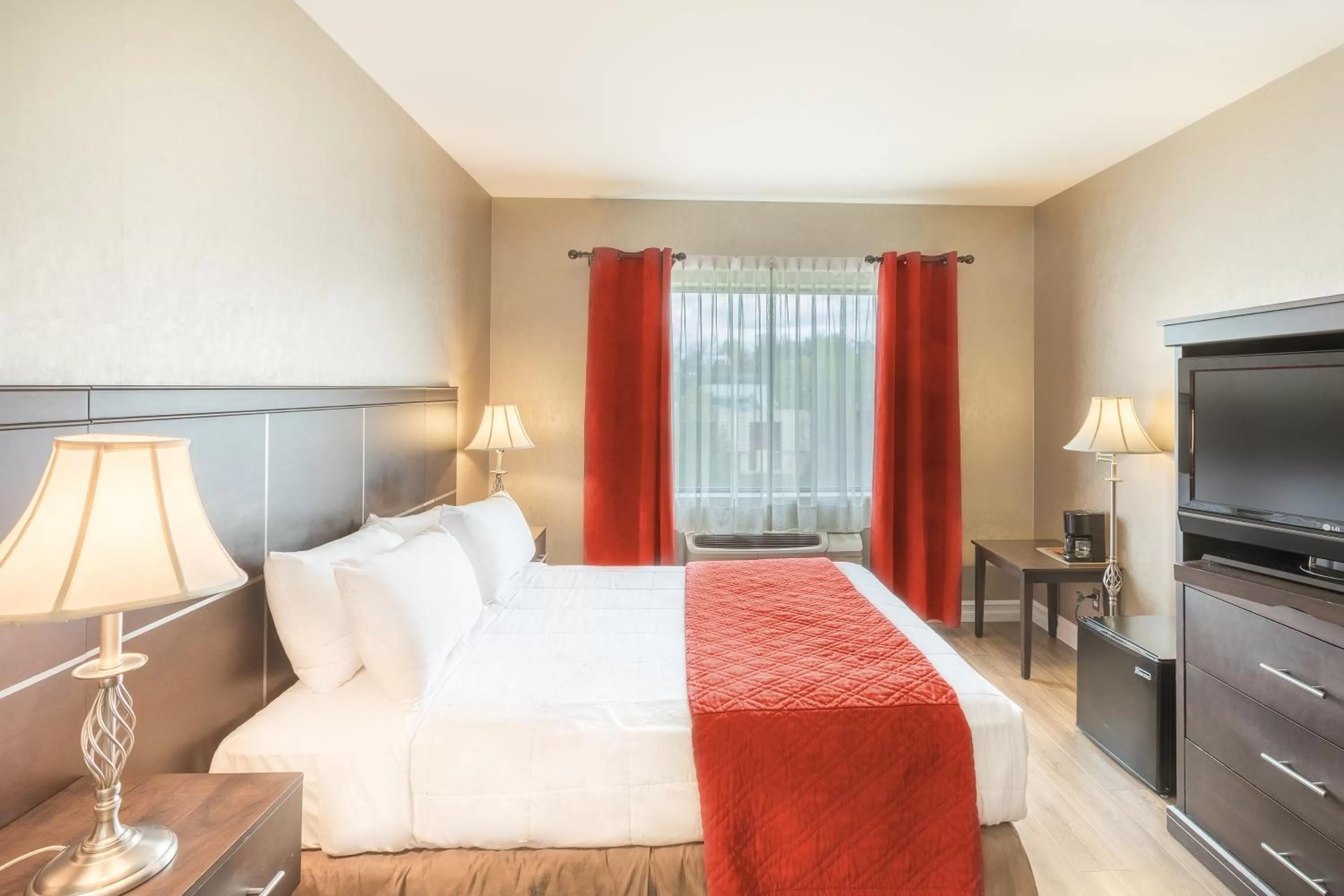 Shower, Bed in Hotel Ambassadeur et Suites