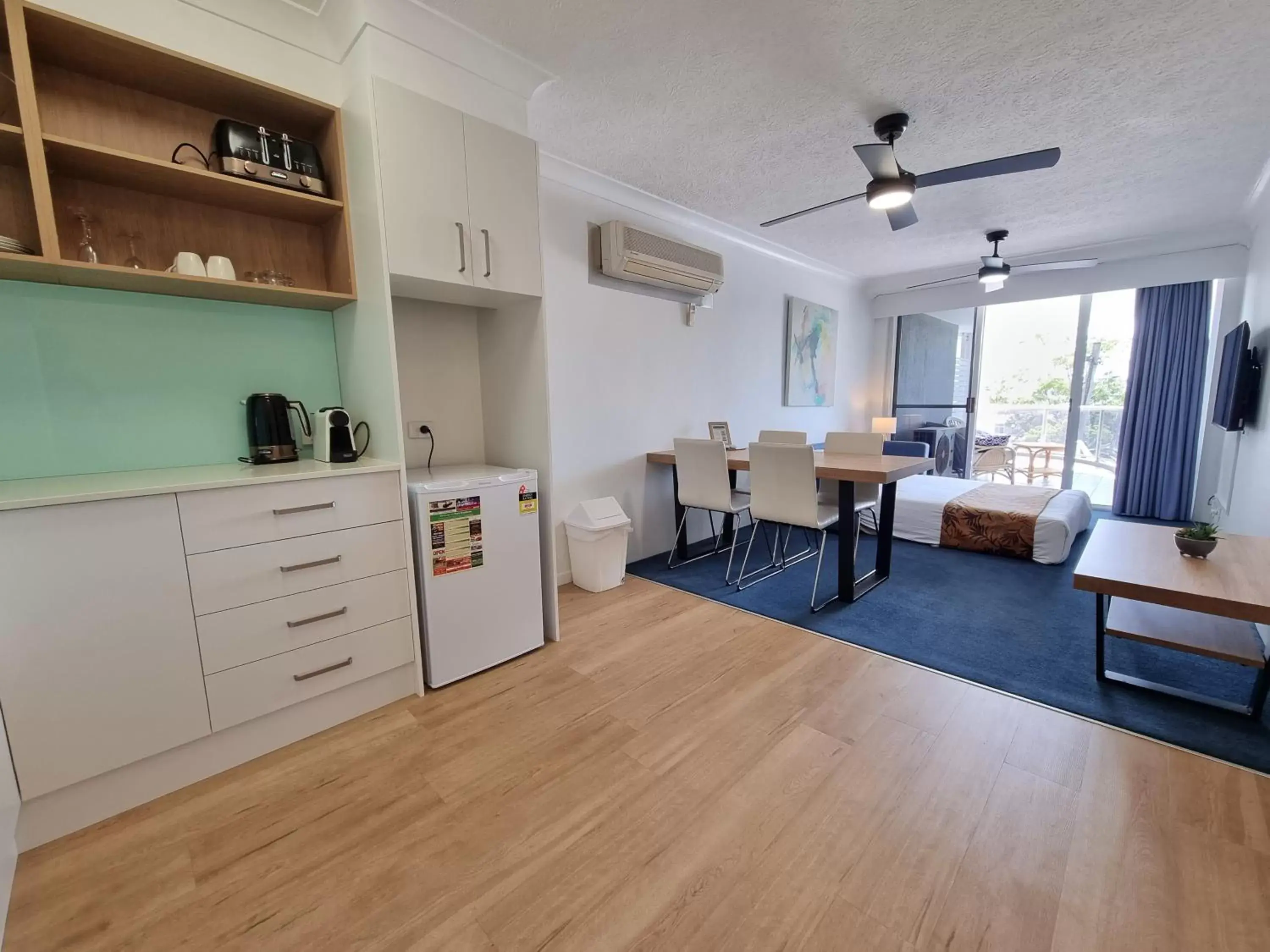 Living room, Kitchen/Kitchenette in Nelson Towers Motel & Apartments