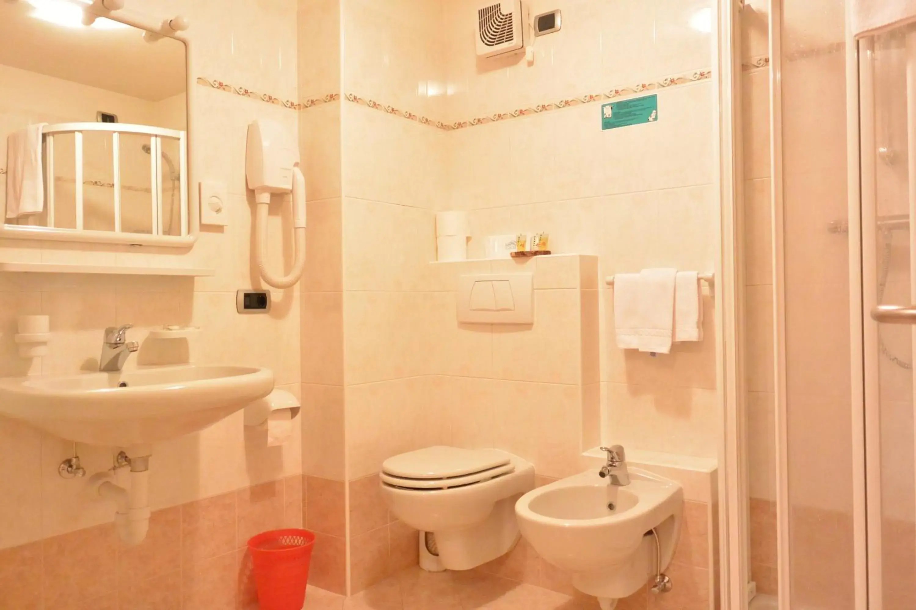 Bathroom in Hotel Garnì al Plan