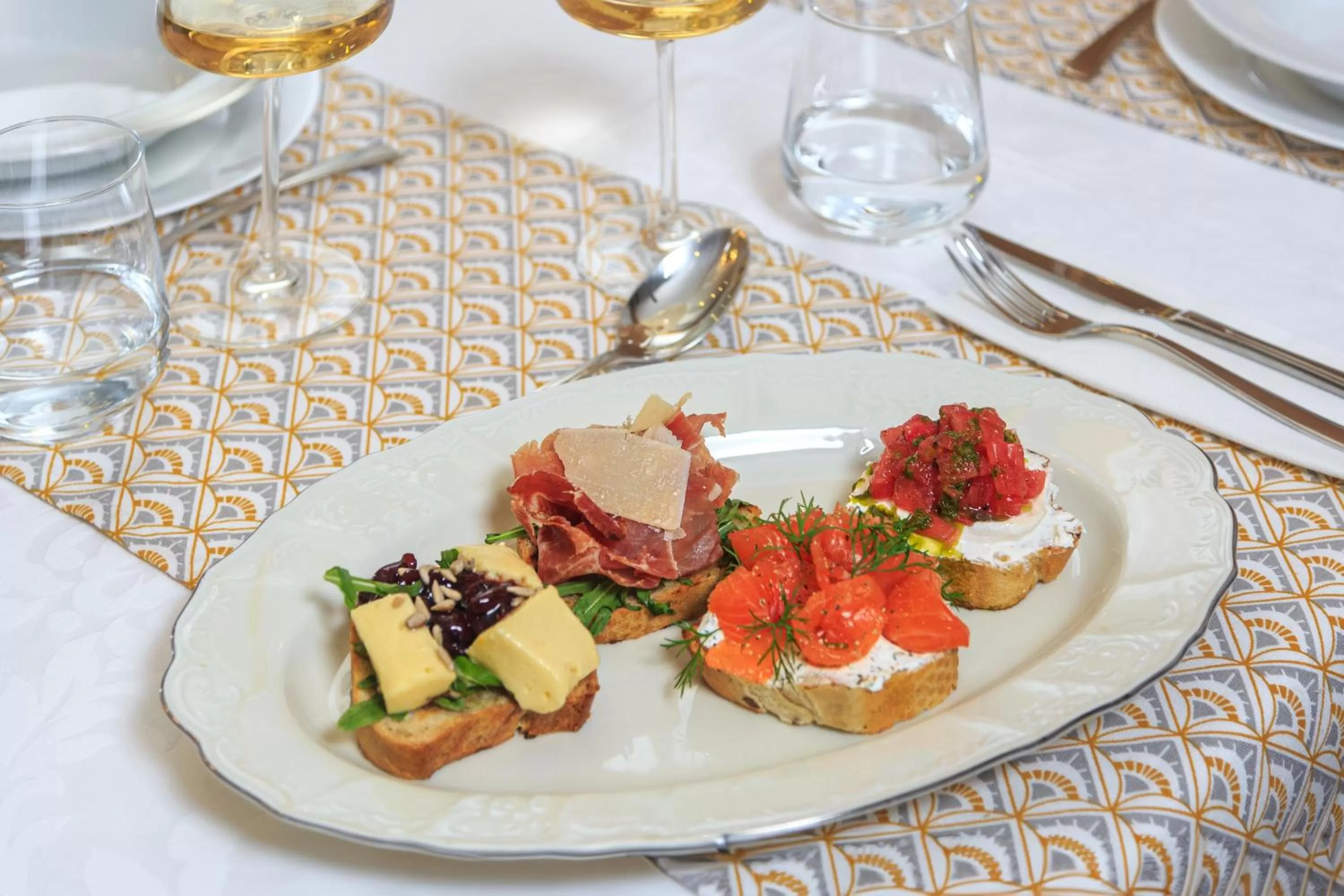 Restaurant/places to eat in Hotel Maksim