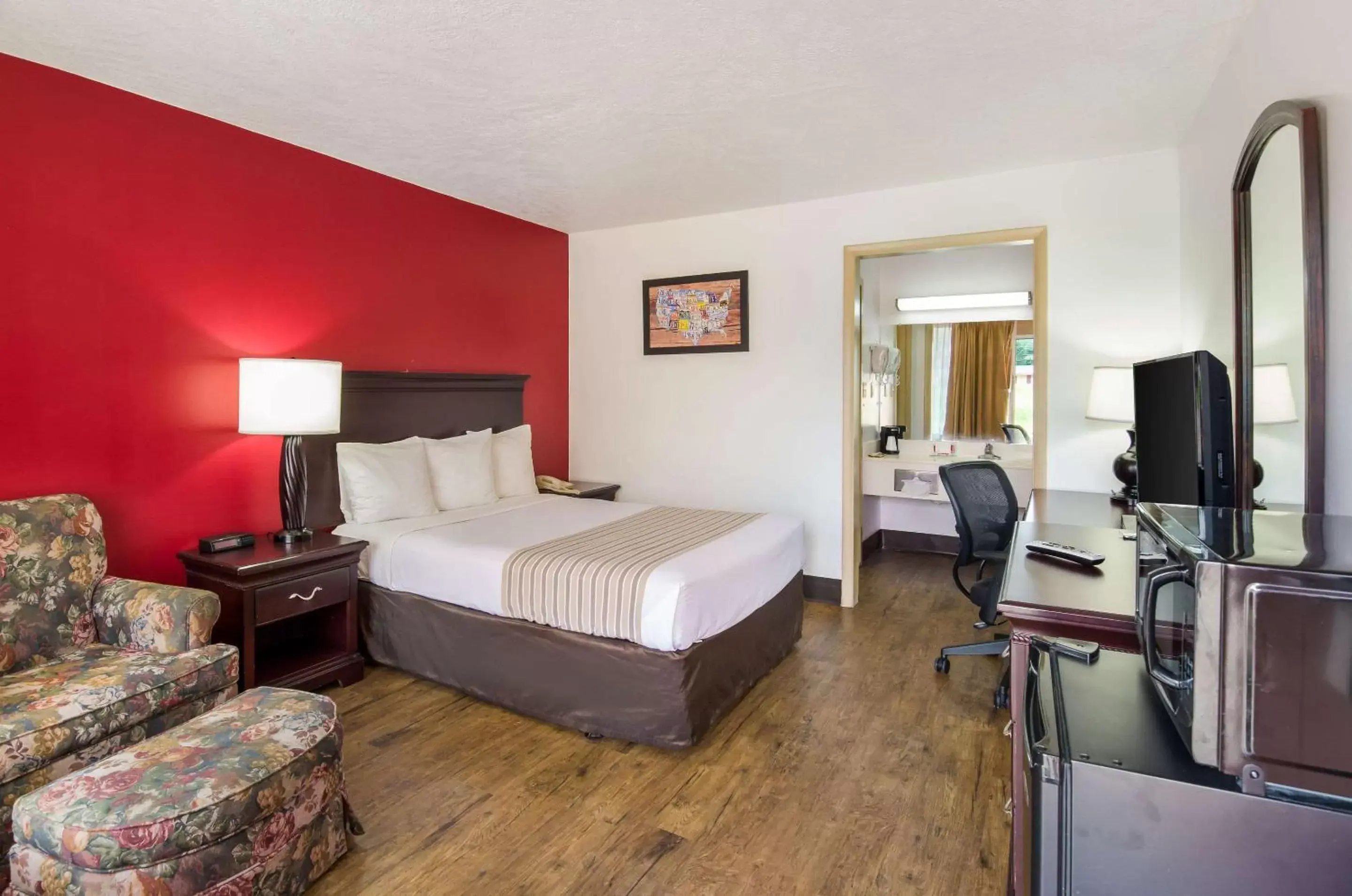 Photo of the whole room, TV/Entertainment Center in Econo Lodge Marion I-81