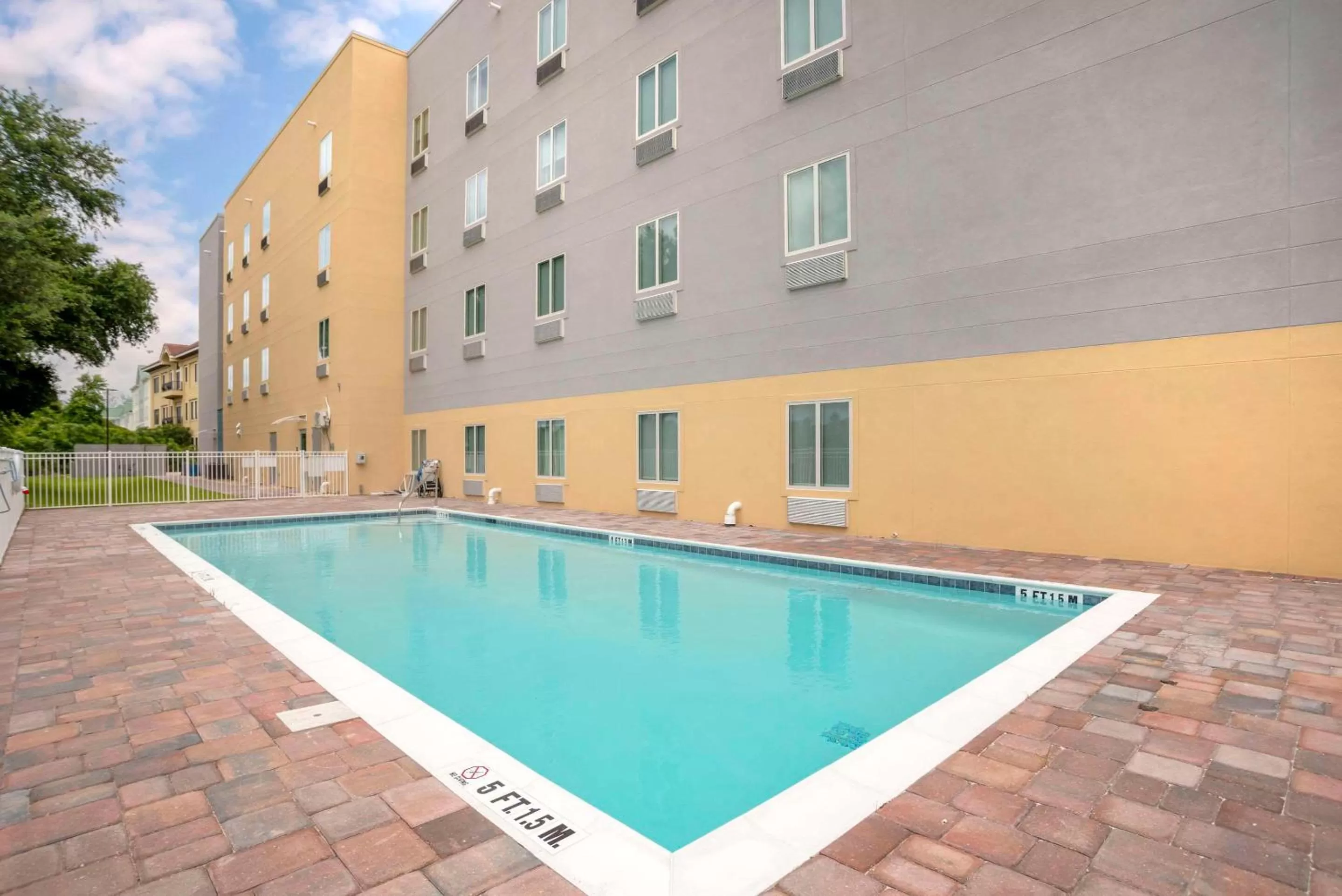 Swimming pool in Comfort Inn & Suites Destin near Henderson Beach