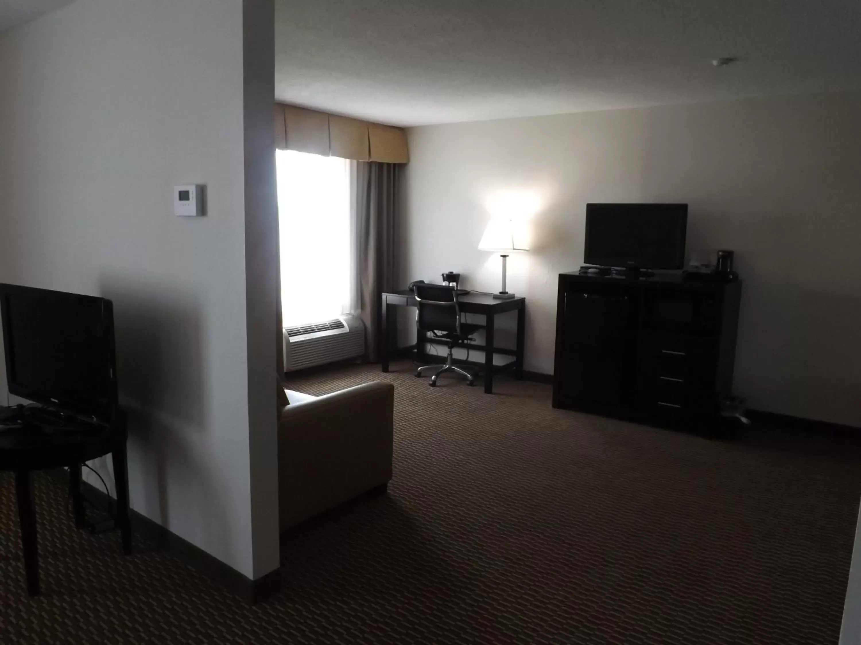 Seating area, TV/Entertainment Center in Holiday Inn Express Lexington Southwest Nicholasville, an IHG Hotel