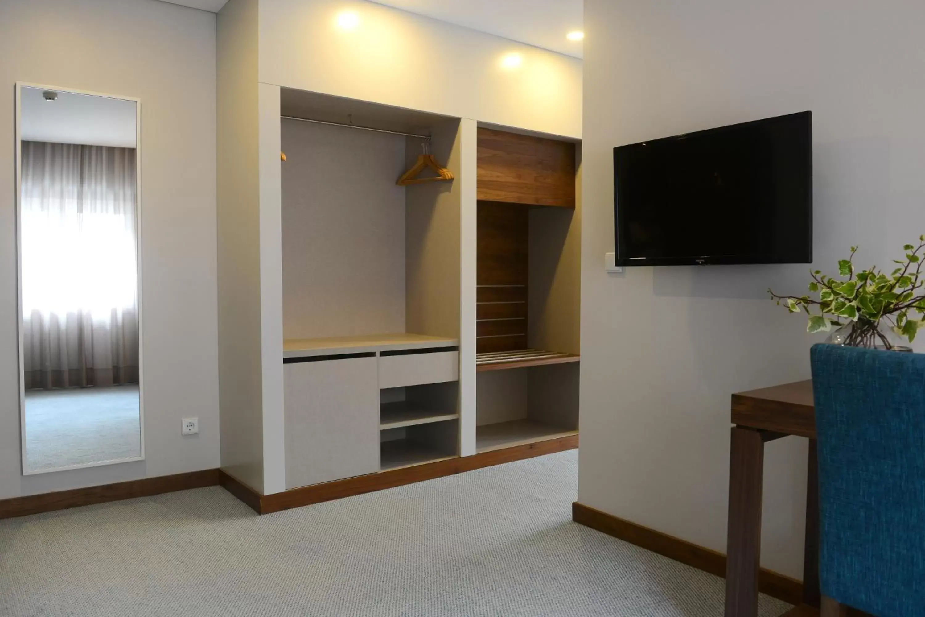 TV and multimedia, TV/Entertainment Center in Hotel Navarras