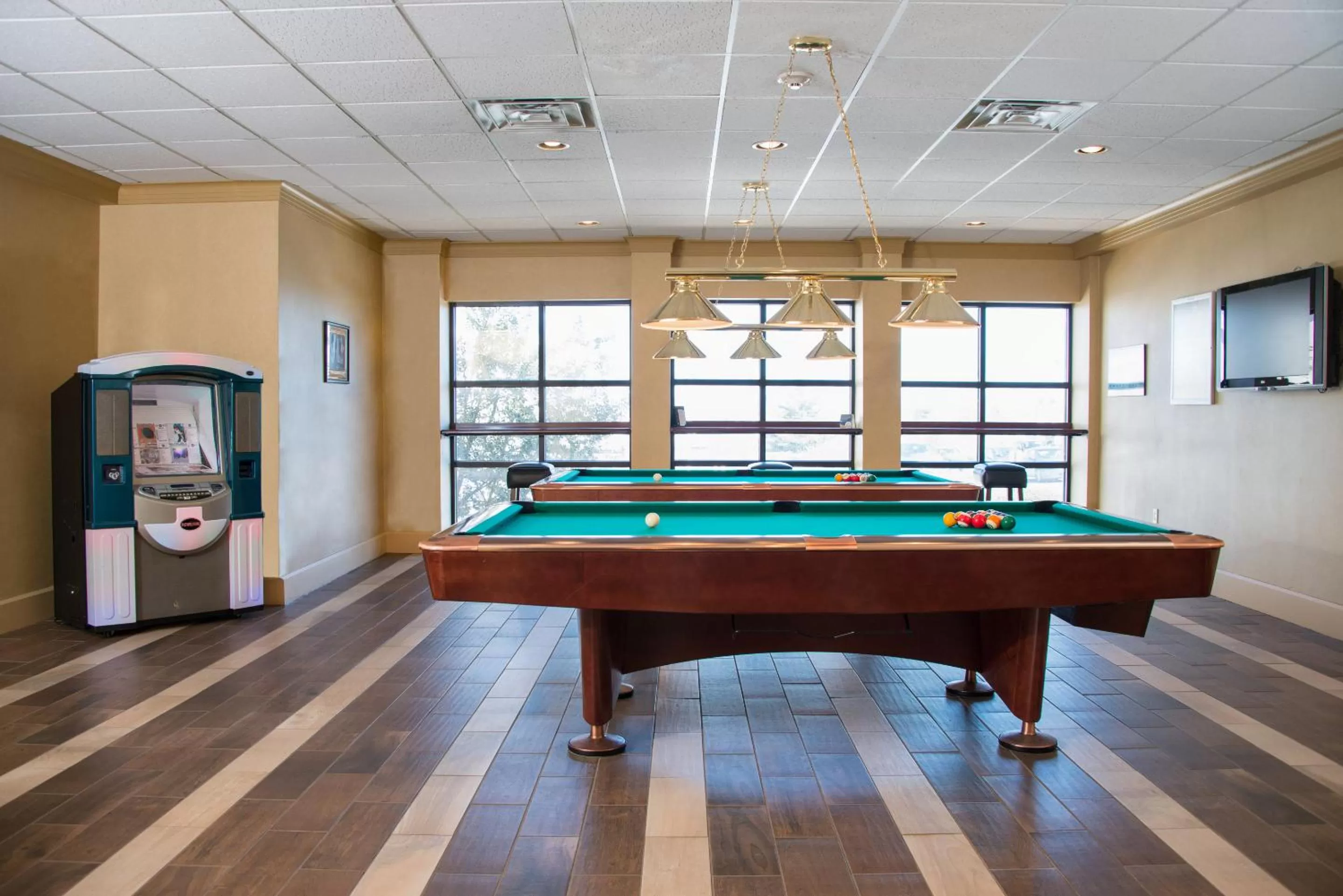 Communal lounge/ TV room in Red Lion Hotel Harrisburg Hershey