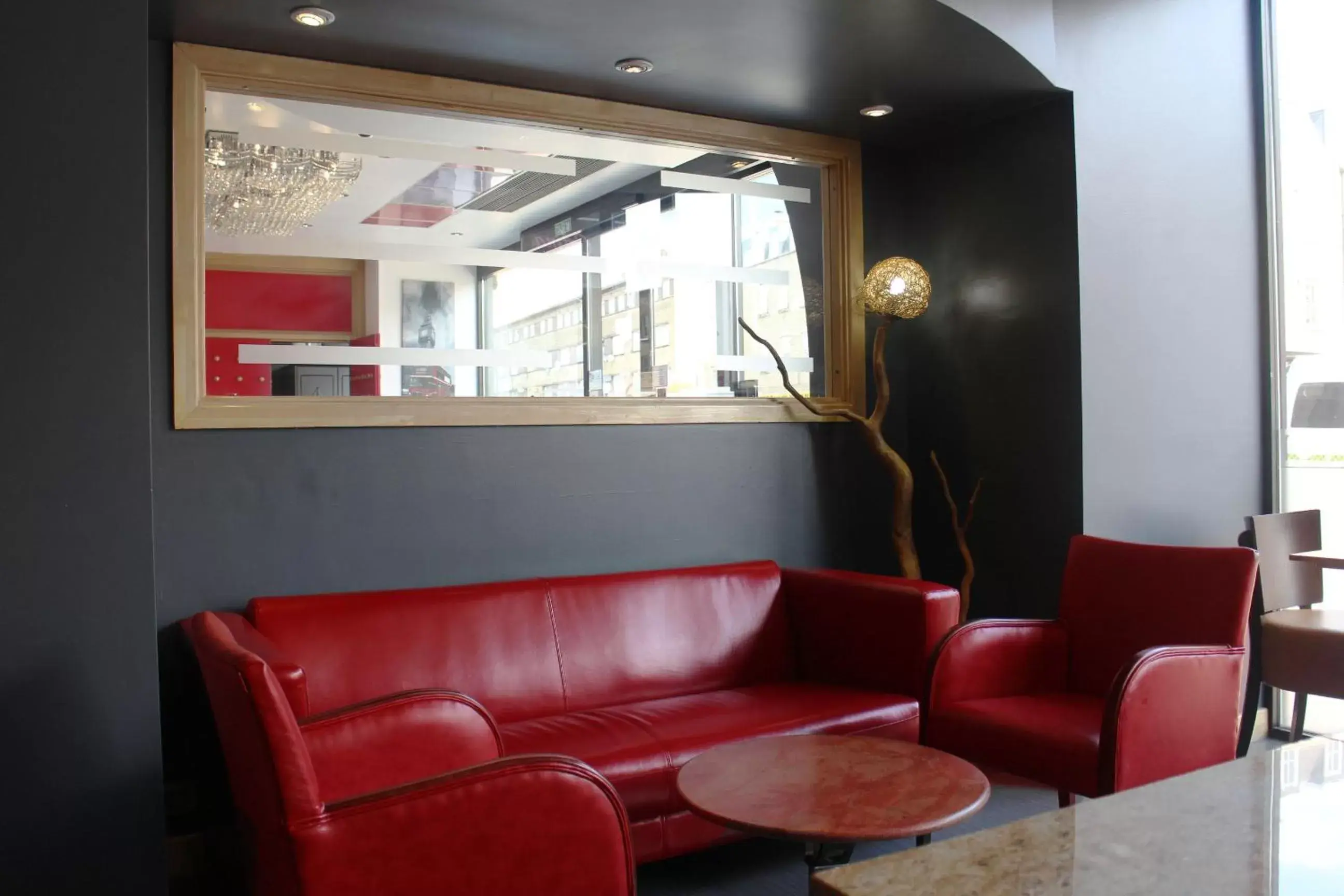 Lounge or bar, Seating Area in Eurotraveller Hotel - Premier - Tower Bridge