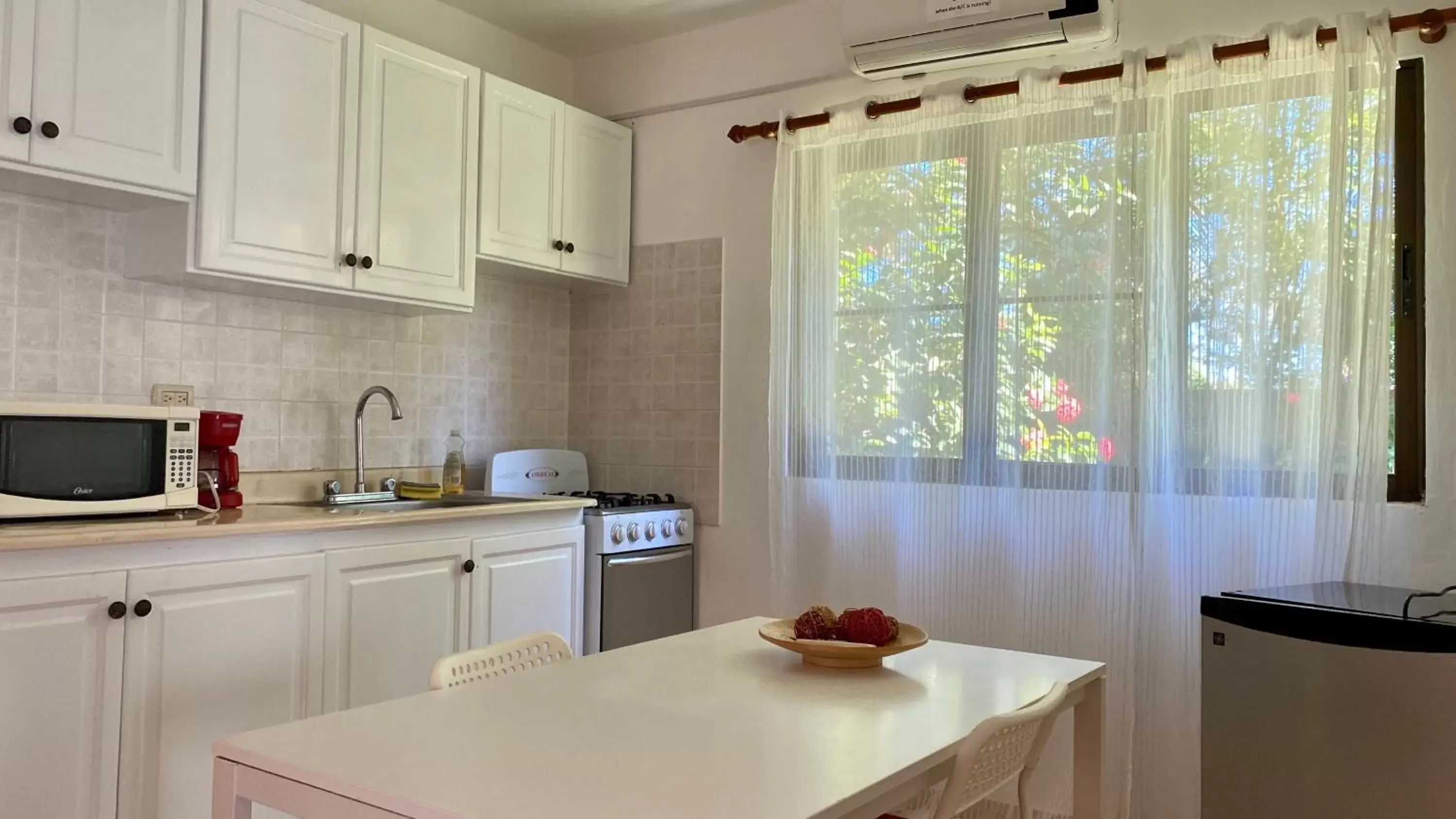 Kitchen or kitchenette, Kitchen/Kitchenette in Coral Blanco Hotel