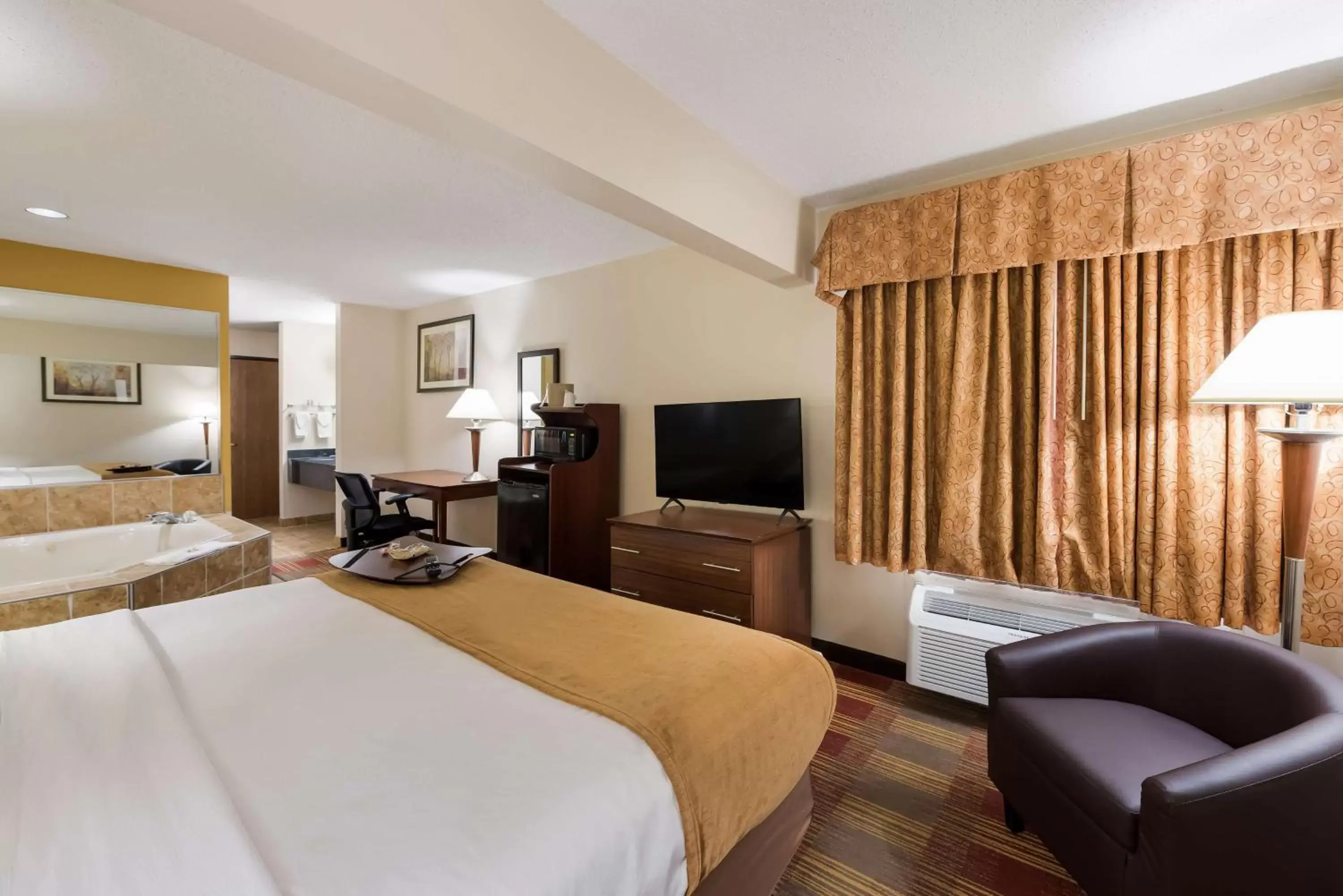 Bedroom, TV/Entertainment Center in Best Western Lakewood Inn