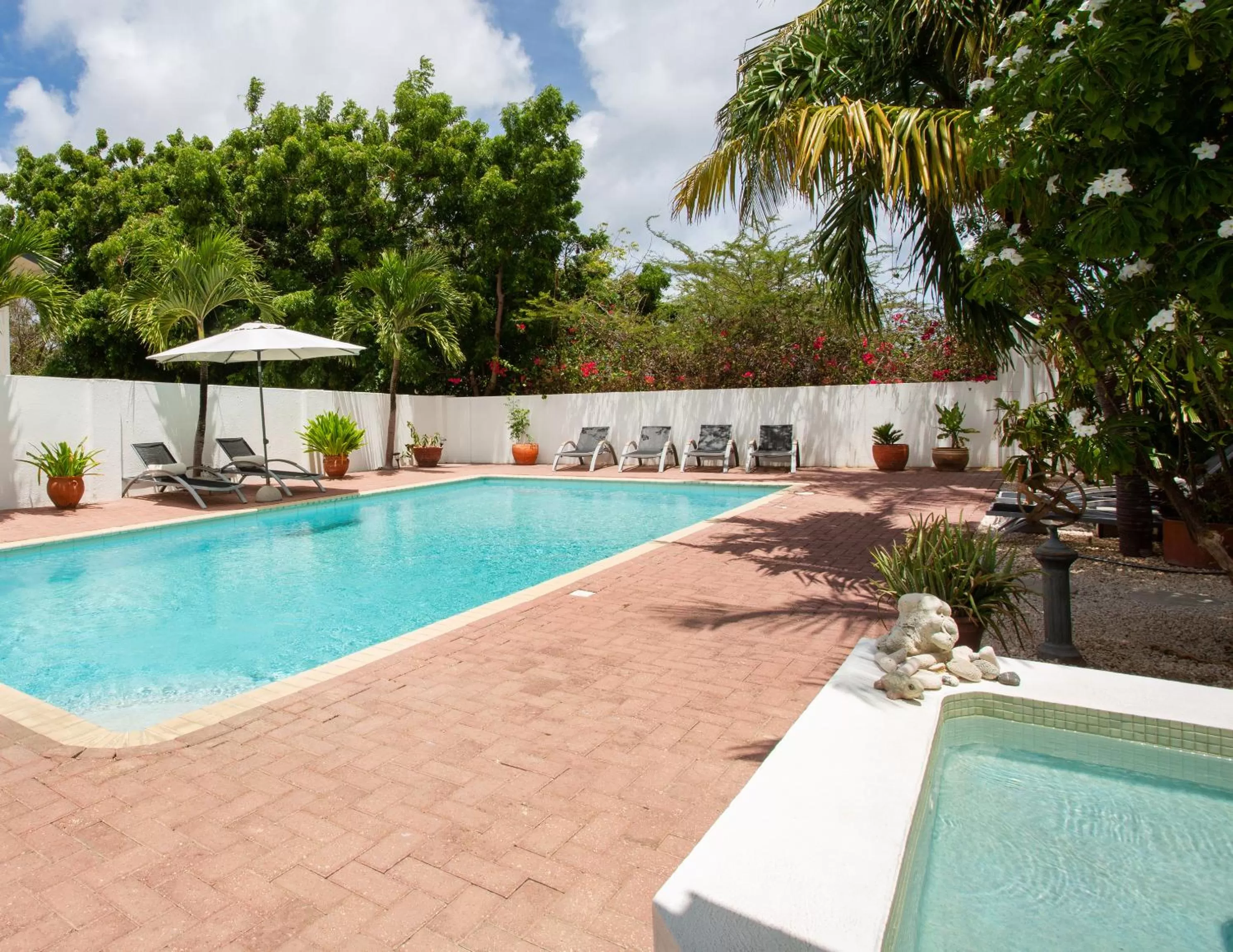 Swimming pool in B&B Sombre di Kabana