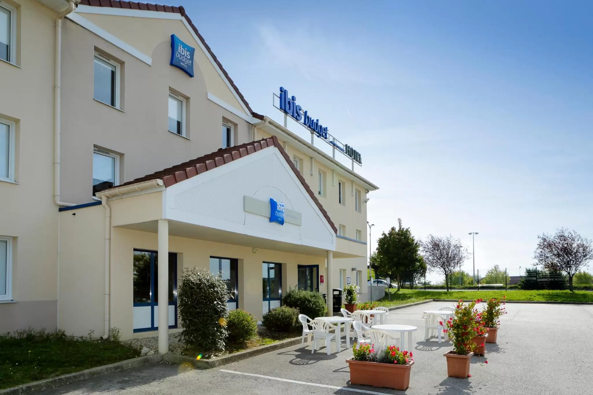 Facade/entrance in Ibis Budget Dole-Choisey