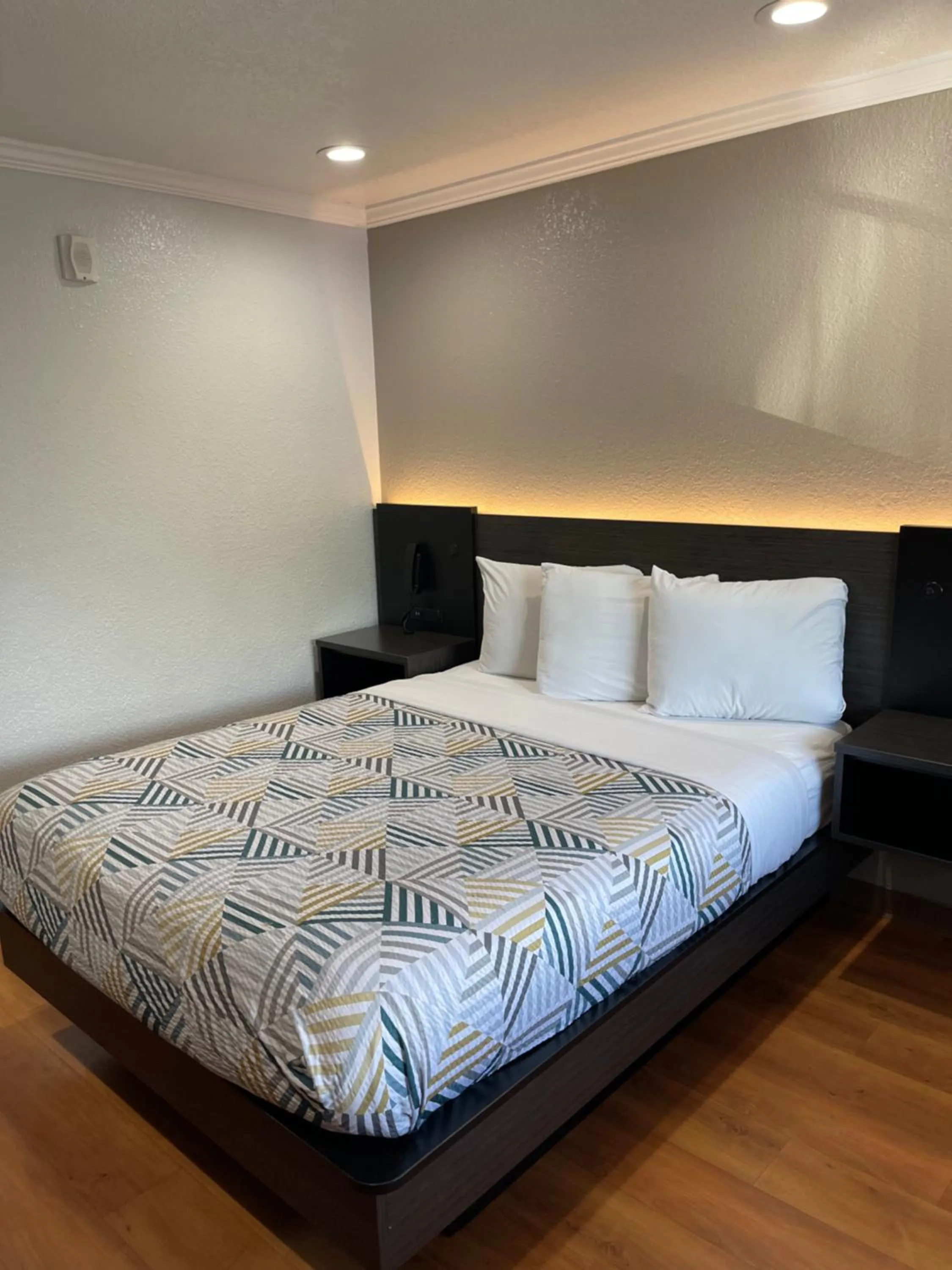 Bedroom, Bed in Motel 6 Sacramento, Ca - Downtown