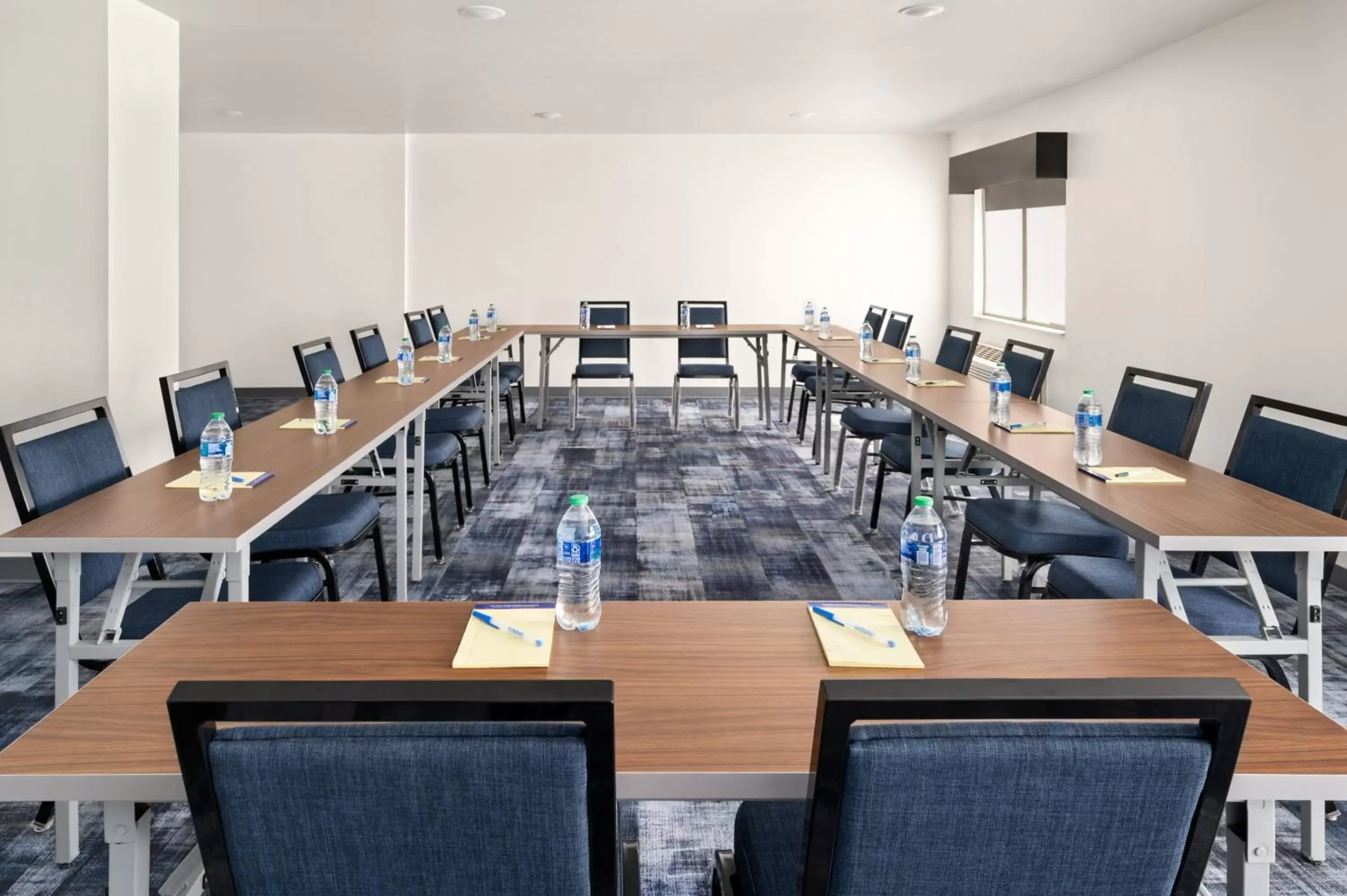 Meeting/conference room in La Quinta Inn by Wyndham Columbus Dublin