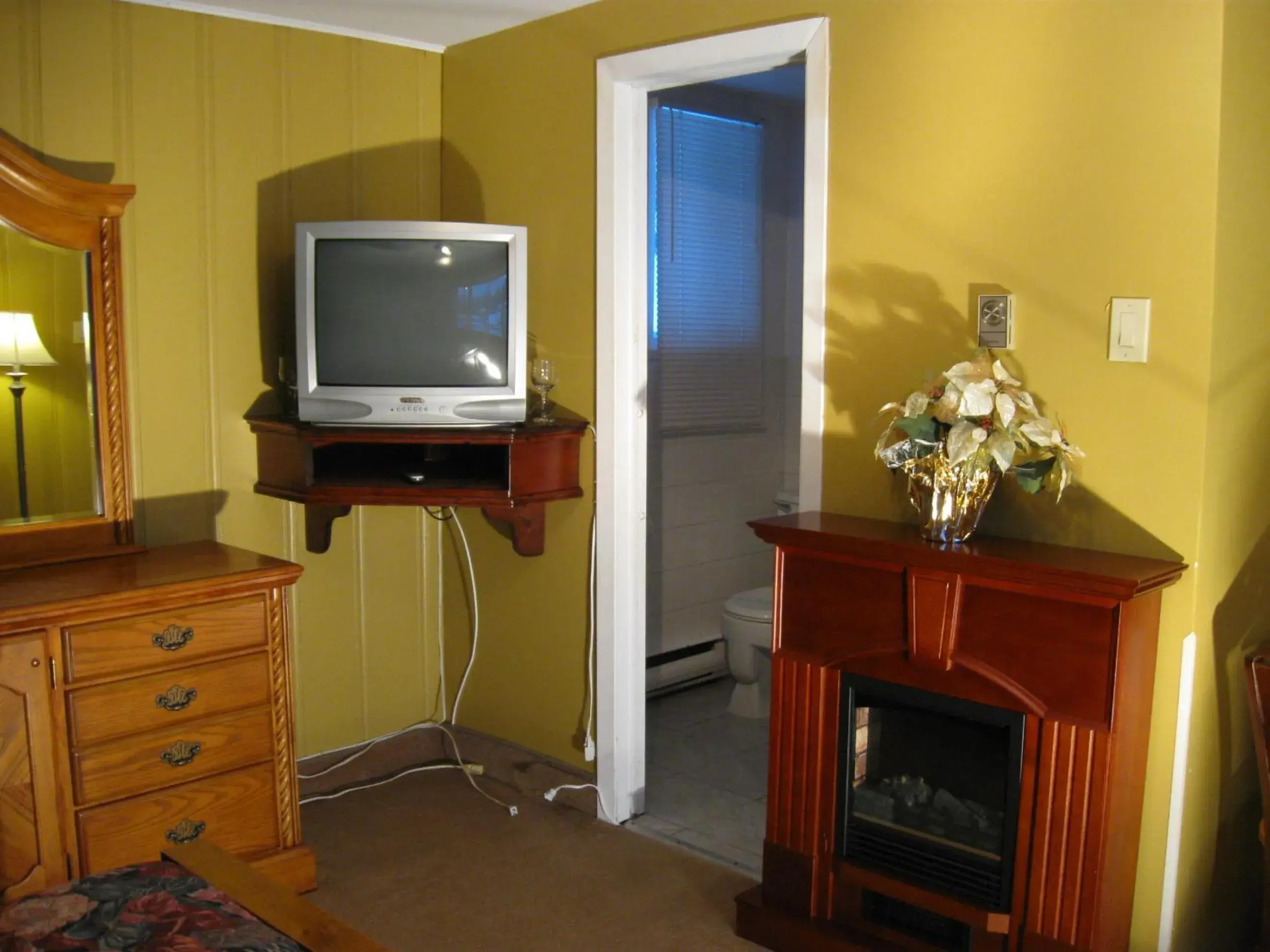 Photo of the whole room, TV/Entertainment Center in Motel Clair Mont
