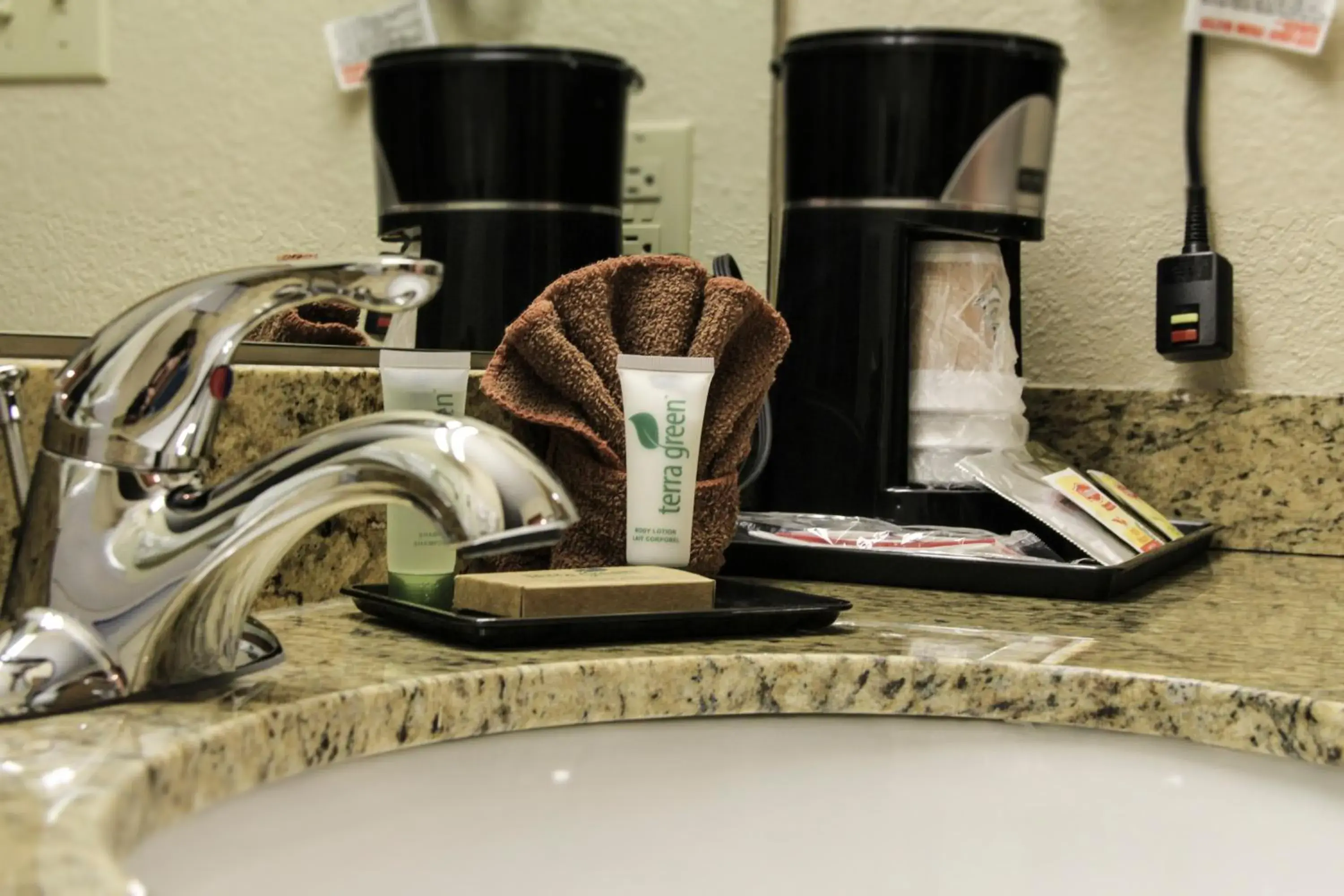 Coffee/tea facilities, Bathroom in Grand View Inn & Suites