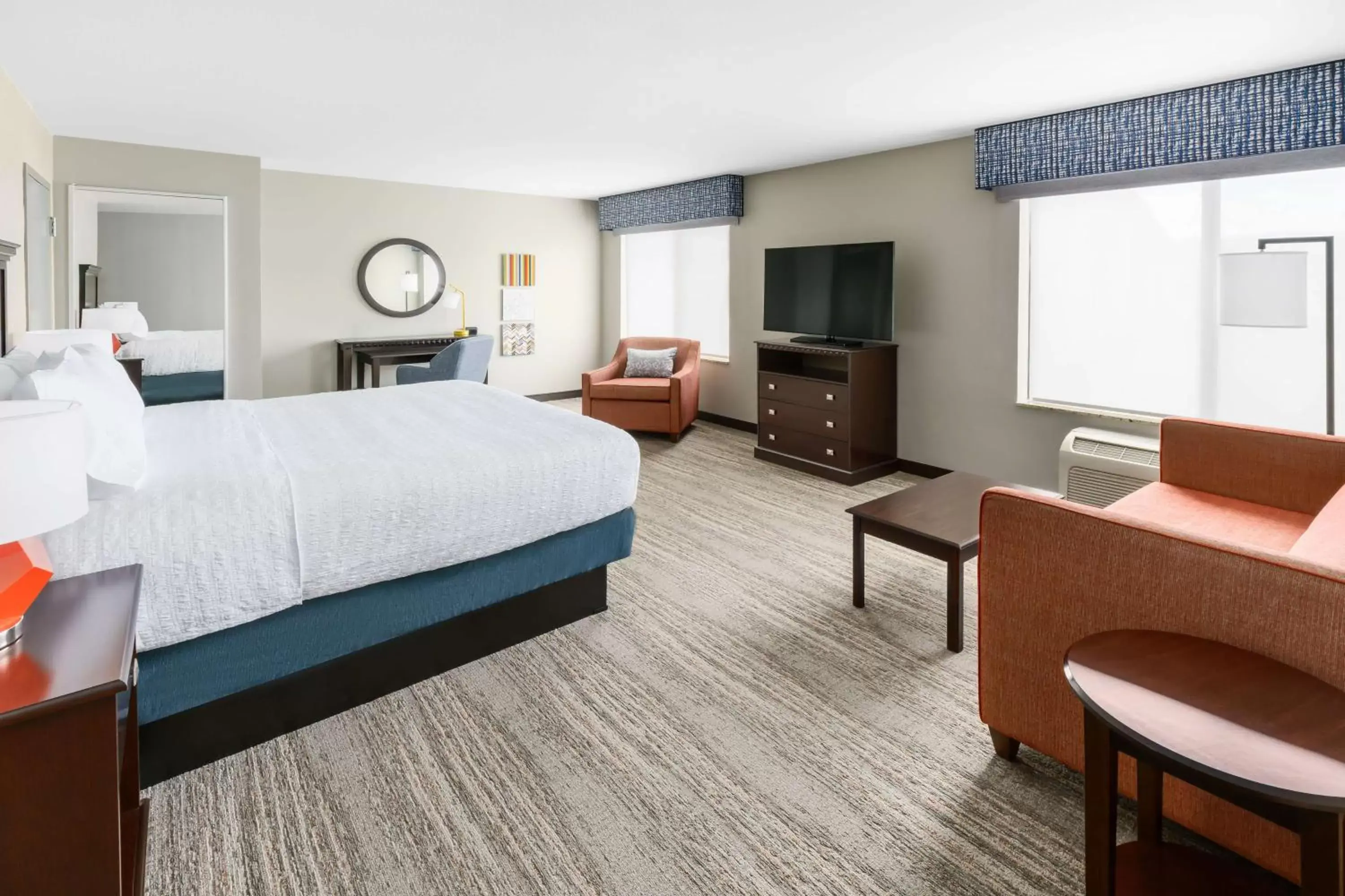 Bedroom, TV/Entertainment Center in Hampton Inn & Suites Thousand Oaks