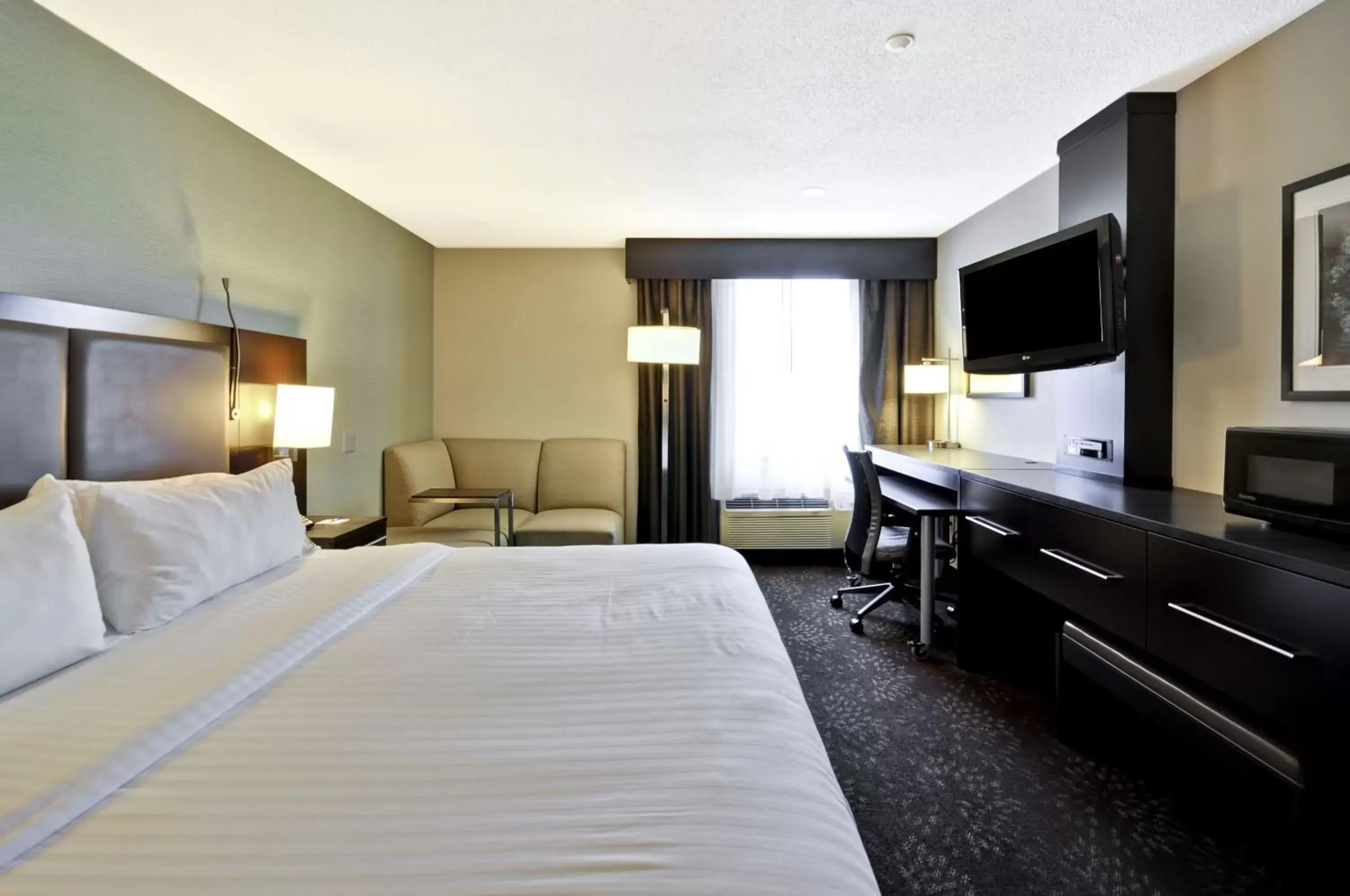 Photo of the whole room, TV/Entertainment Center in Holiday Inn Express Romulus / Detroit Airport, an IHG Hotel
