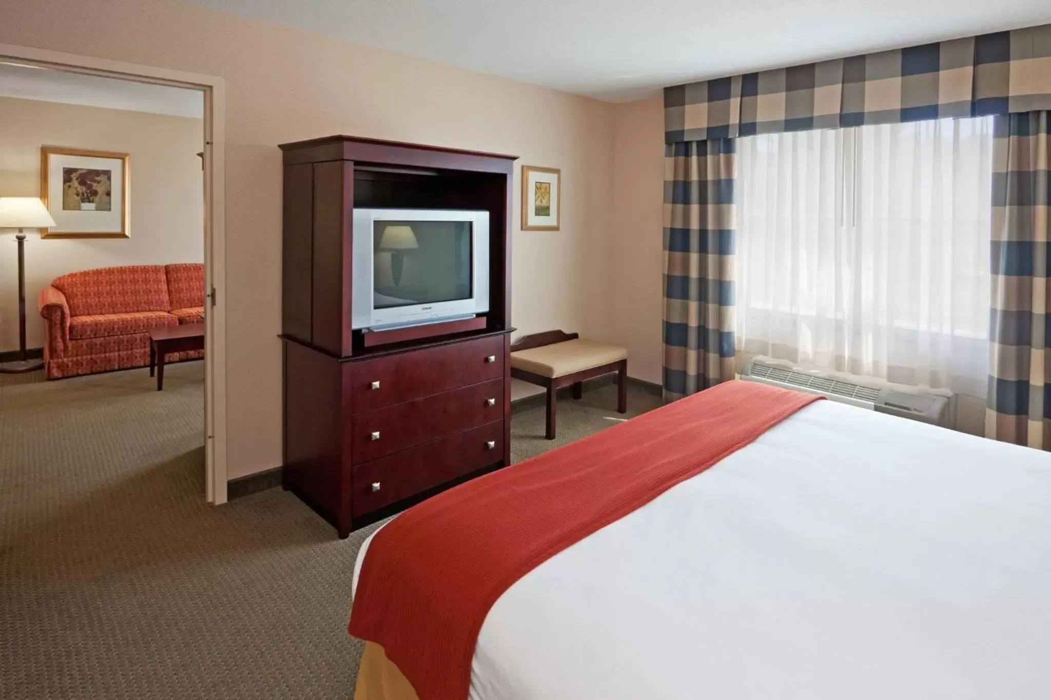Photo of the whole room, Bed in Holiday Inn Express Hotel & Suites Freeport, an IHG Hotel