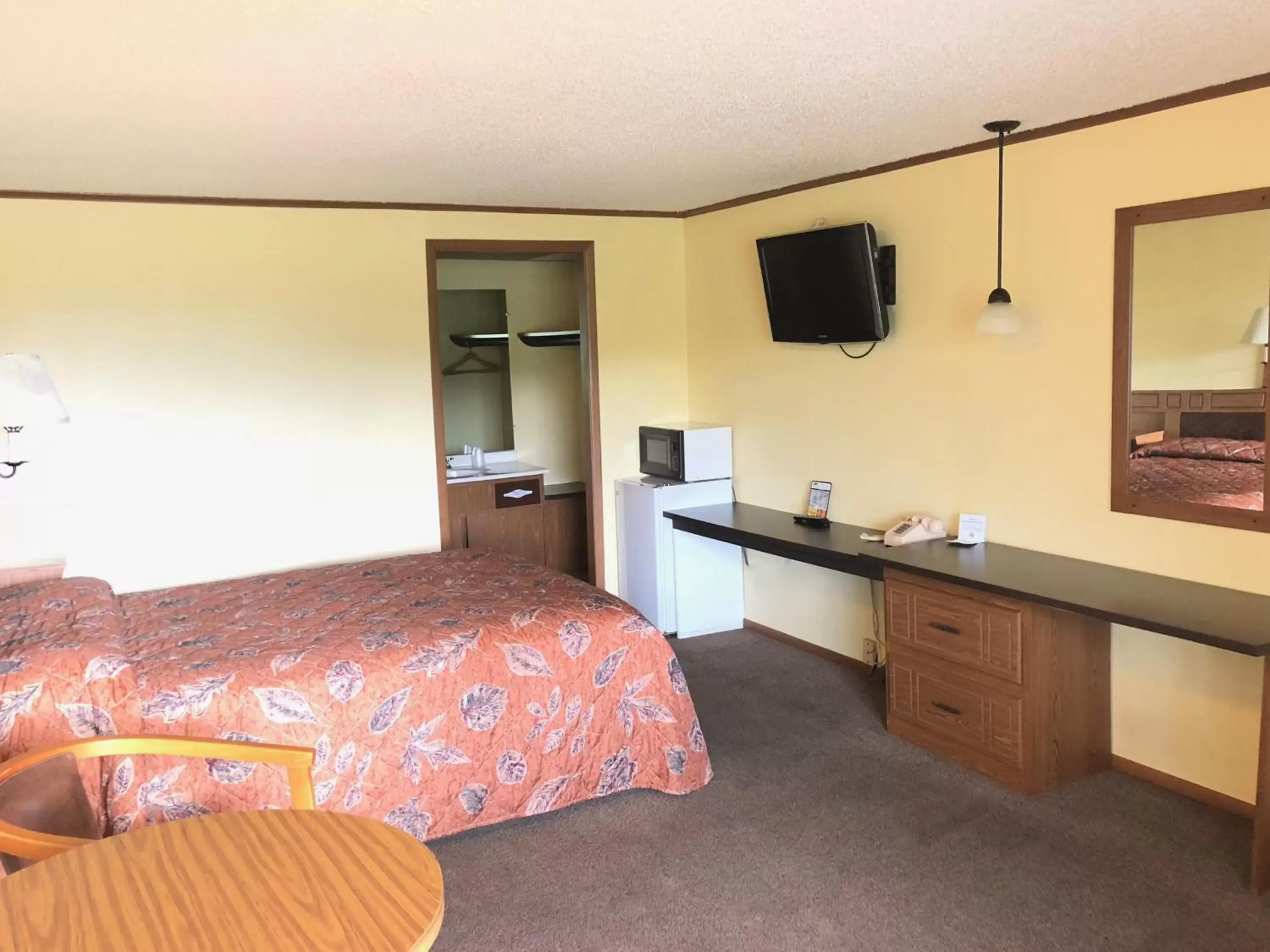 Bedroom, TV/Entertainment Center in Arbor Inn of Historic Marshall