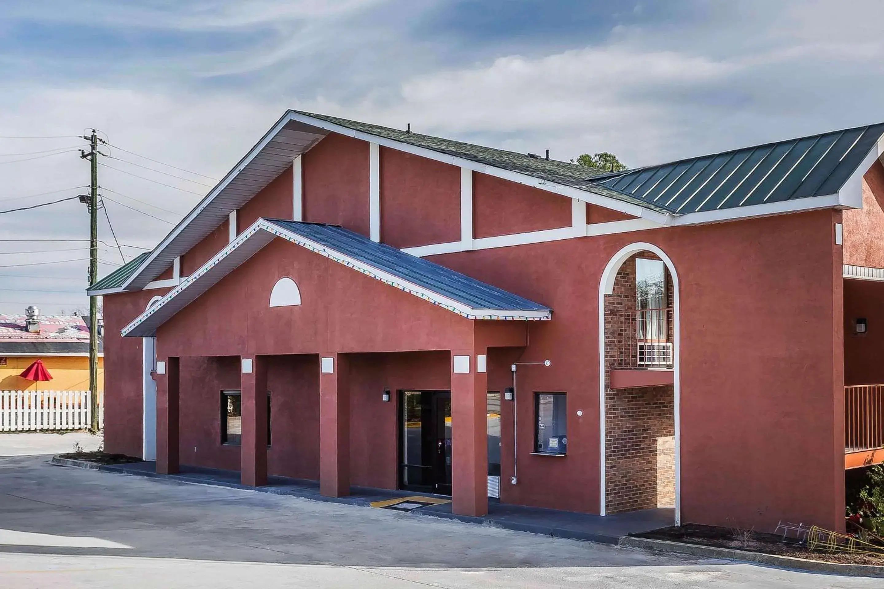 Property Building in Rodeway Inn