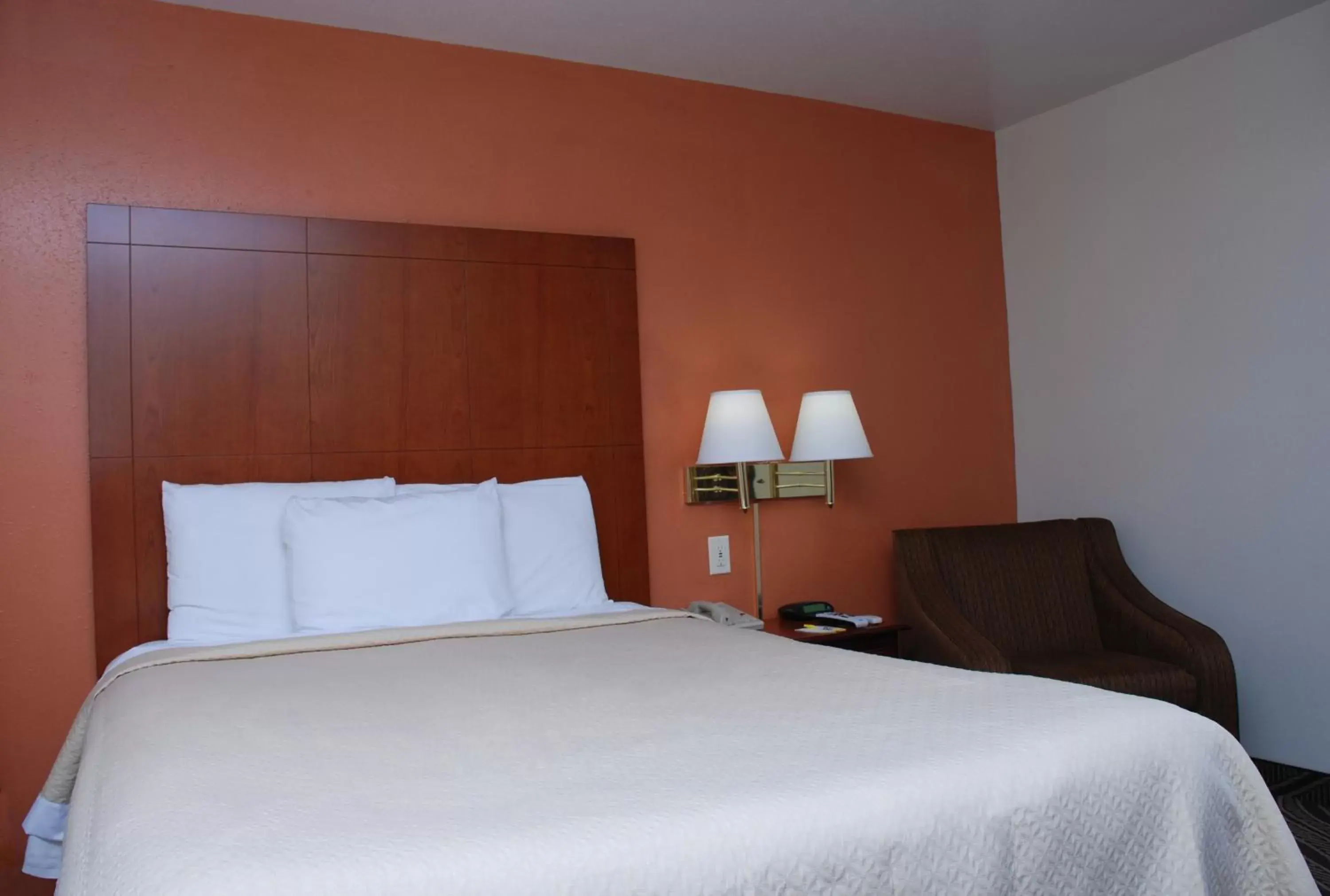 Bed in Days Inn by Wyndham Dyersburg