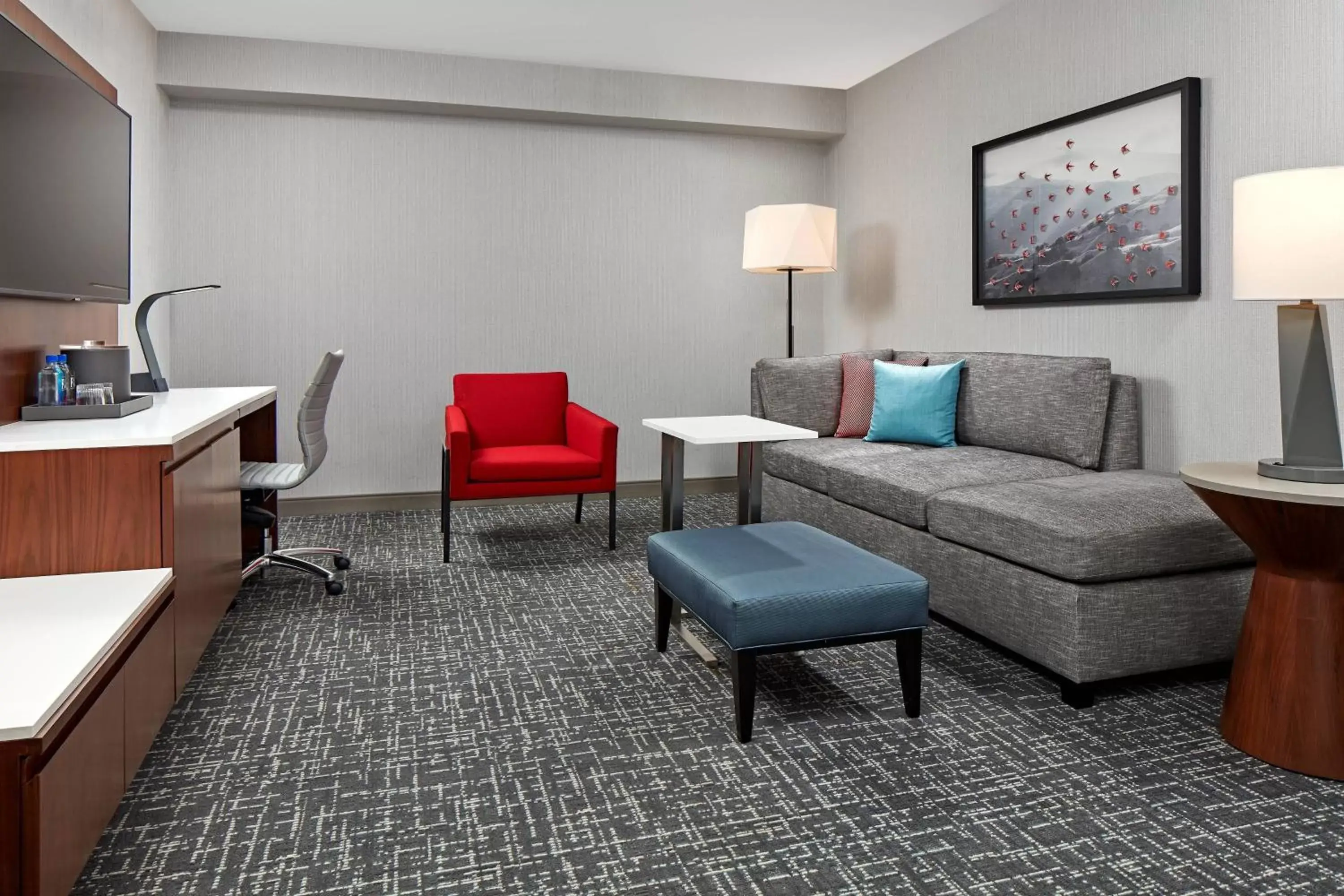 Living room, Seating Area in San Mateo Marriott San Francisco Airport