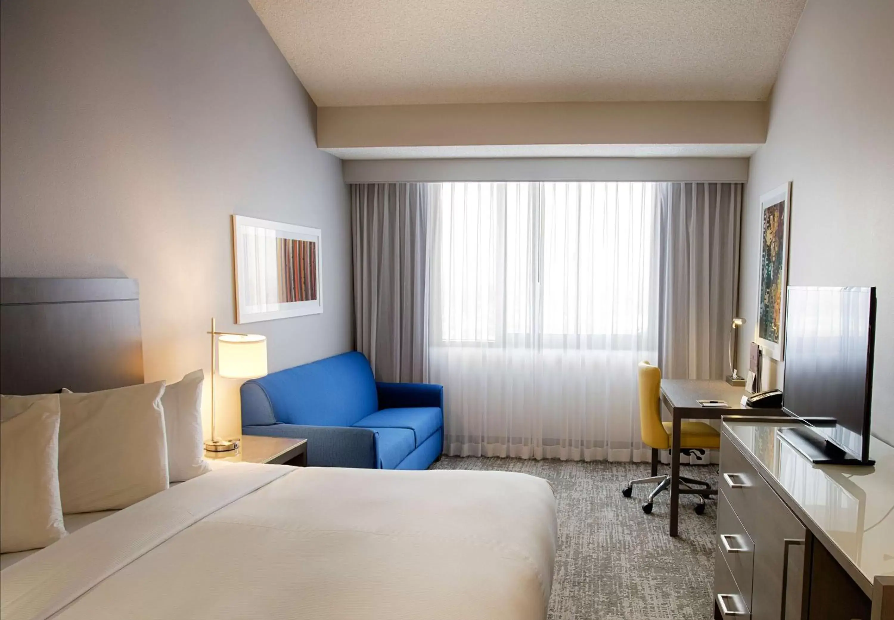 Bed, Seating Area in DoubleTree by Hilton Denver/Westminister