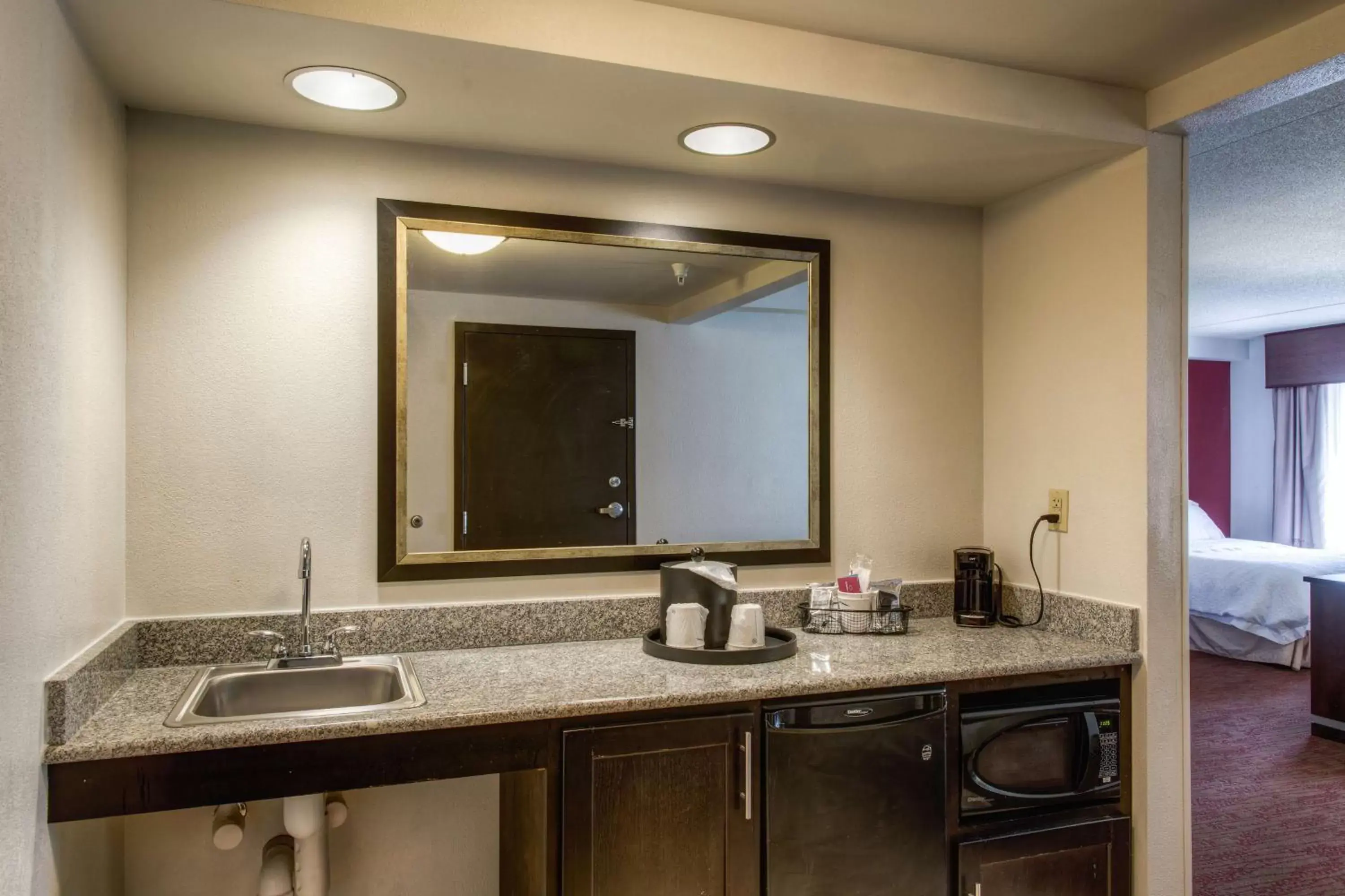 Kitchen or kitchenette, Bathroom in Hampton Inn & Suites Detroit/Airport Romulus