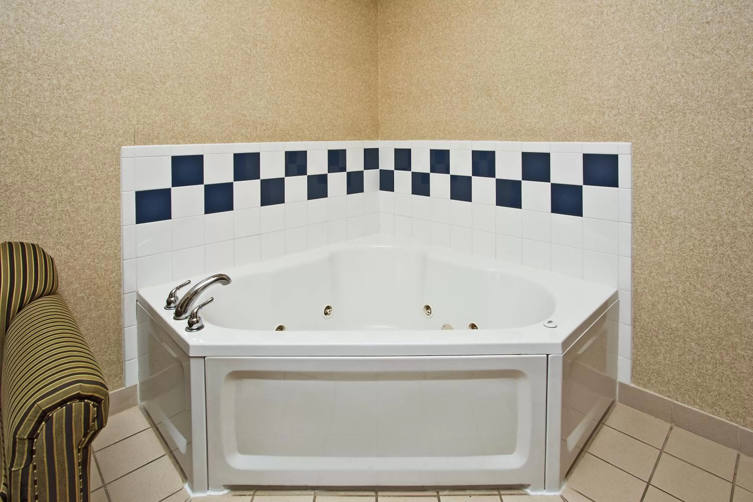 Bedroom in Holiday Inn Express Hotel & Suites Anderson by IHG