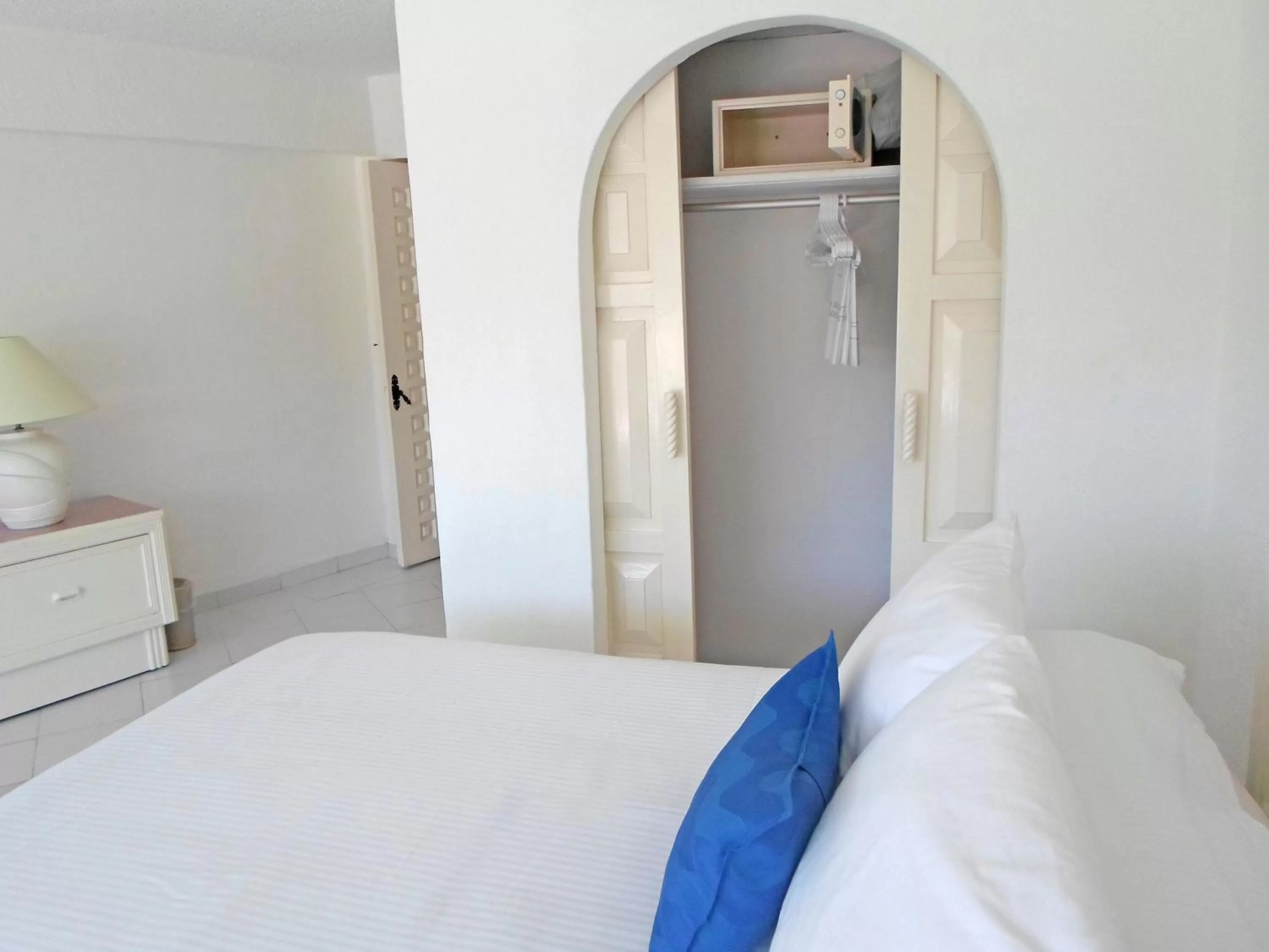 Photo of the whole room, Bed in Calinda Beach Acapulco