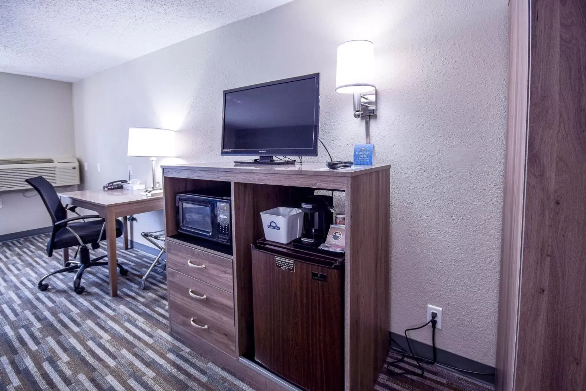 TV and multimedia, TV/Entertainment Center in Days Inn & Suites by Wyndham Wisconsin Dells