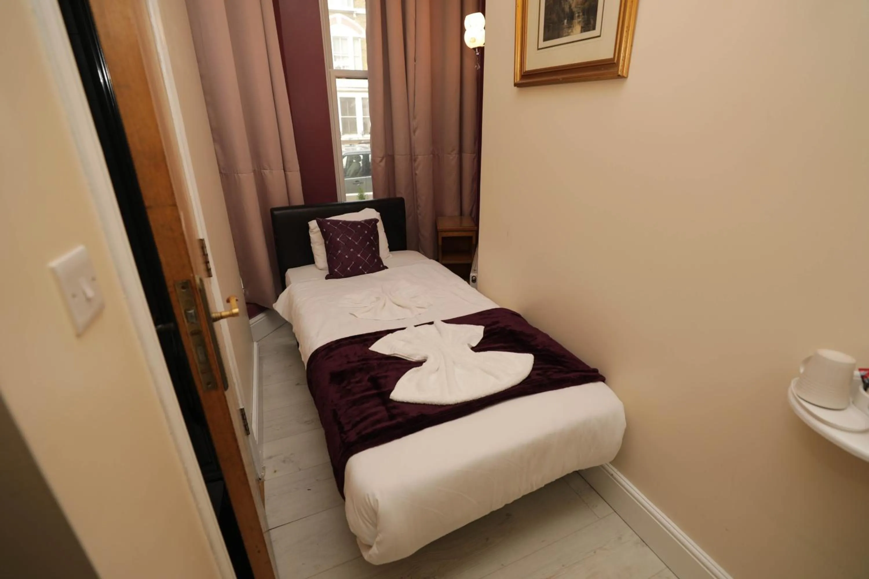 Bedroom, Bed in Holland Inn Hotel