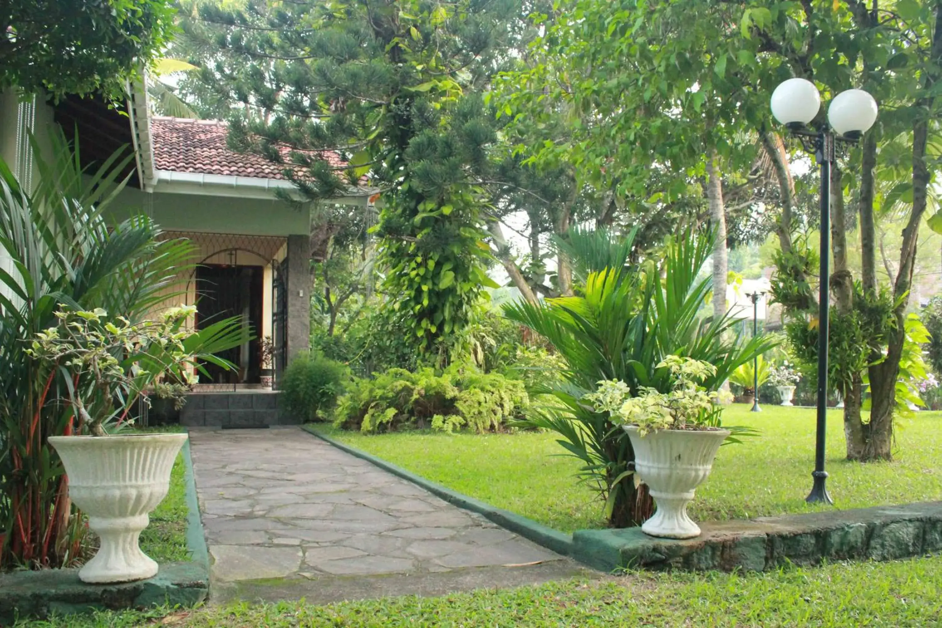 Facade/entrance, Garden in Villa Shade