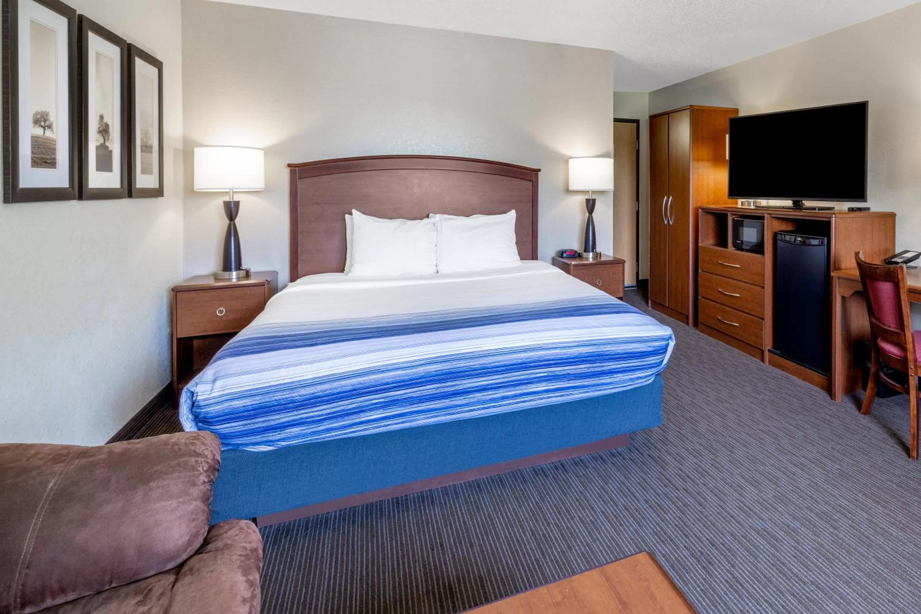 Photo of the whole room, Bed in AmericInn by Wyndham Dickinson