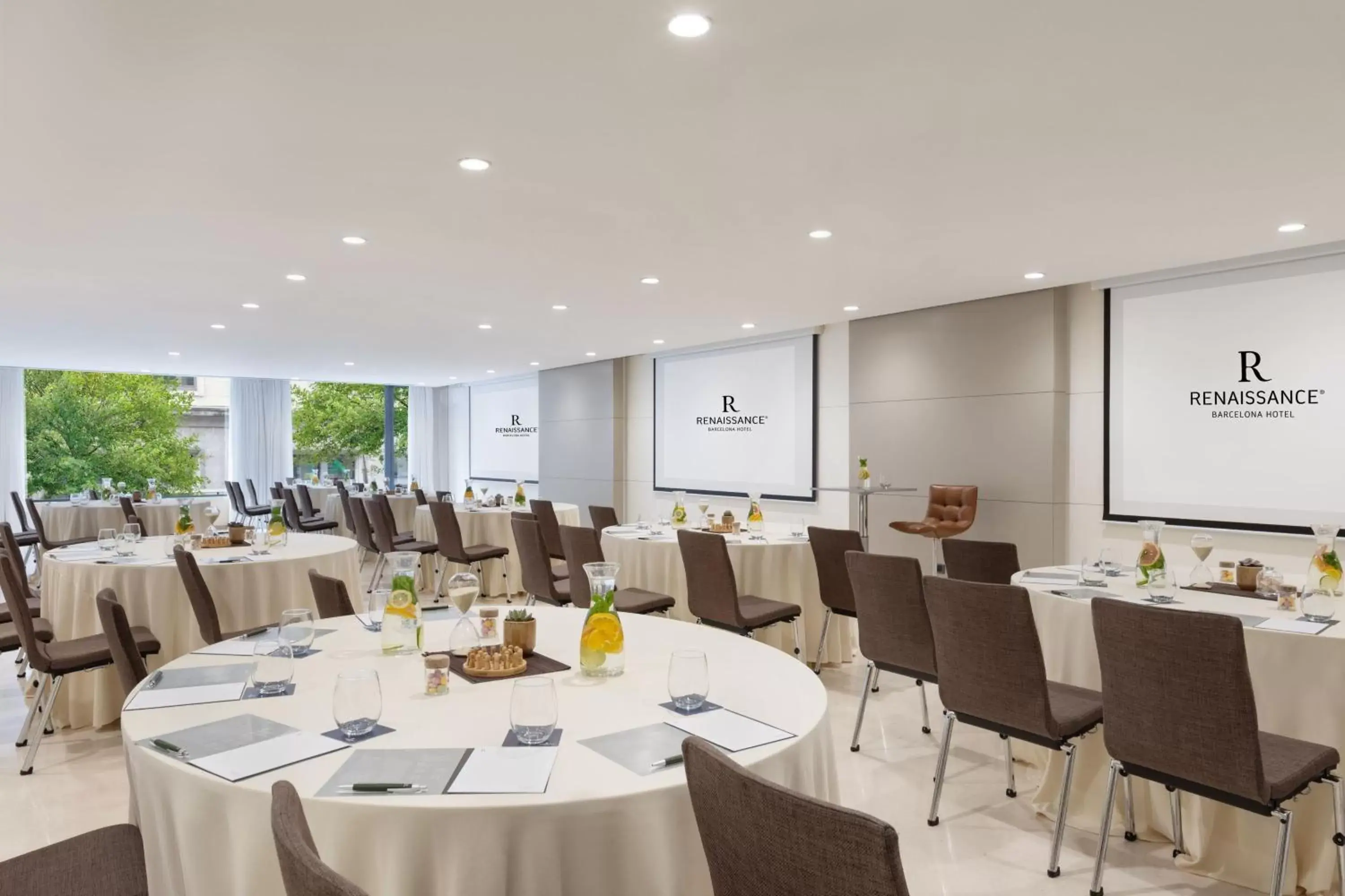Meeting/conference room, Restaurant/Places to Eat in Renaissance Barcelona Hotel