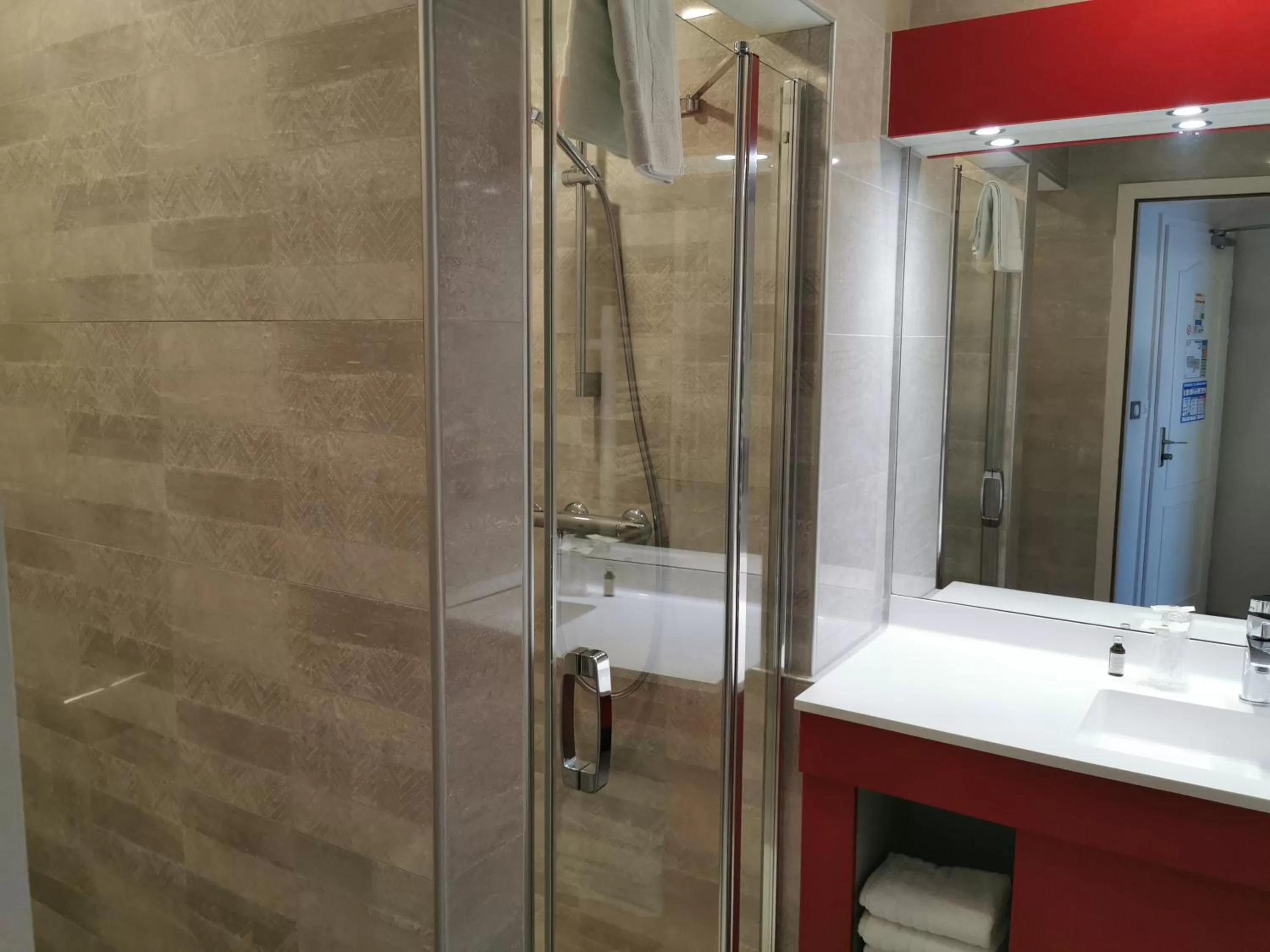 Bathroom in Hotel Restaurant Au Parc des Cigognes