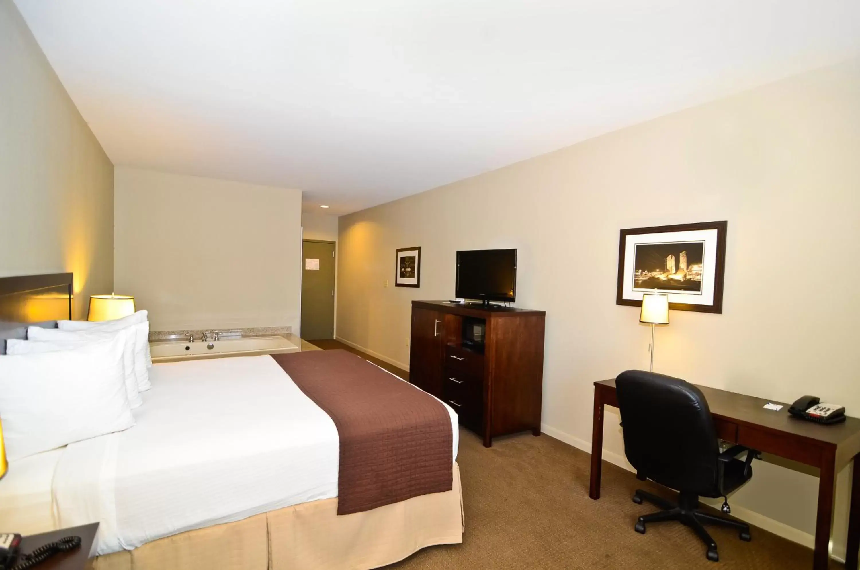 Photo of the whole room, Bed in Baymont by Wyndham Columbus